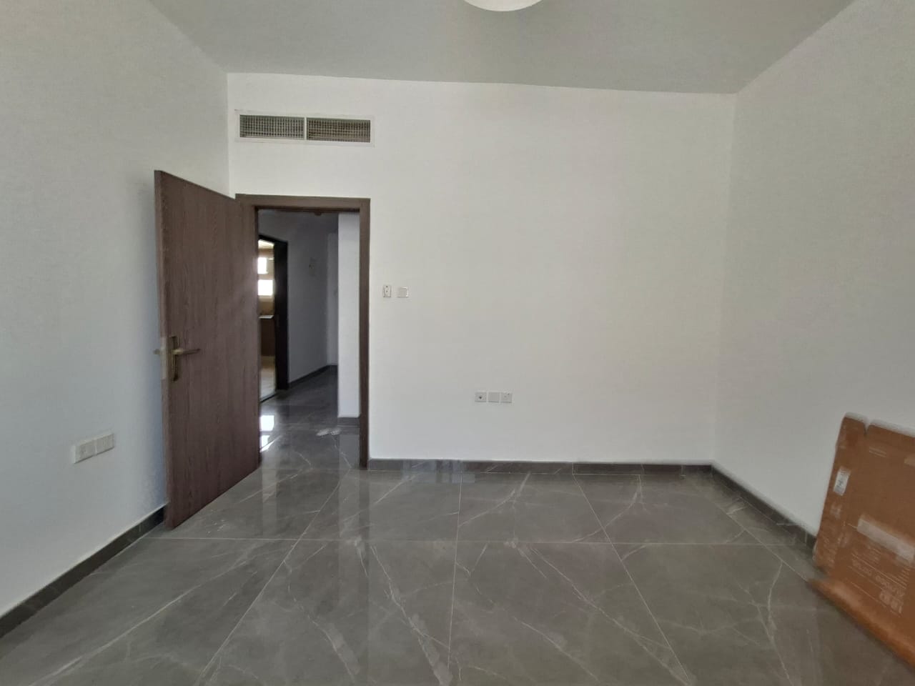 Like brand new building in Al jada out sid 1bhk 1wachroom 30day free