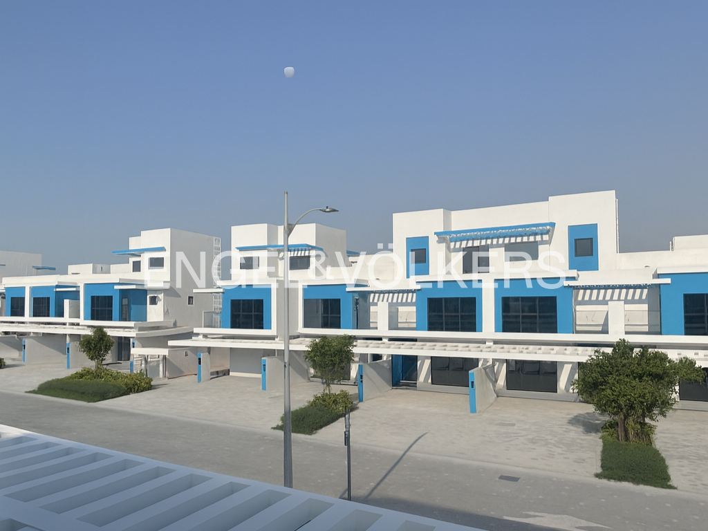 Lagoons Living | Bright Single Row Villa