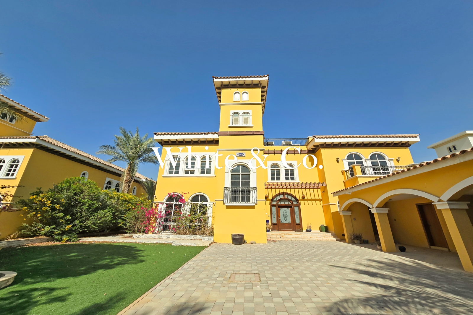 Large Plot l Private Pool | Vacant Now