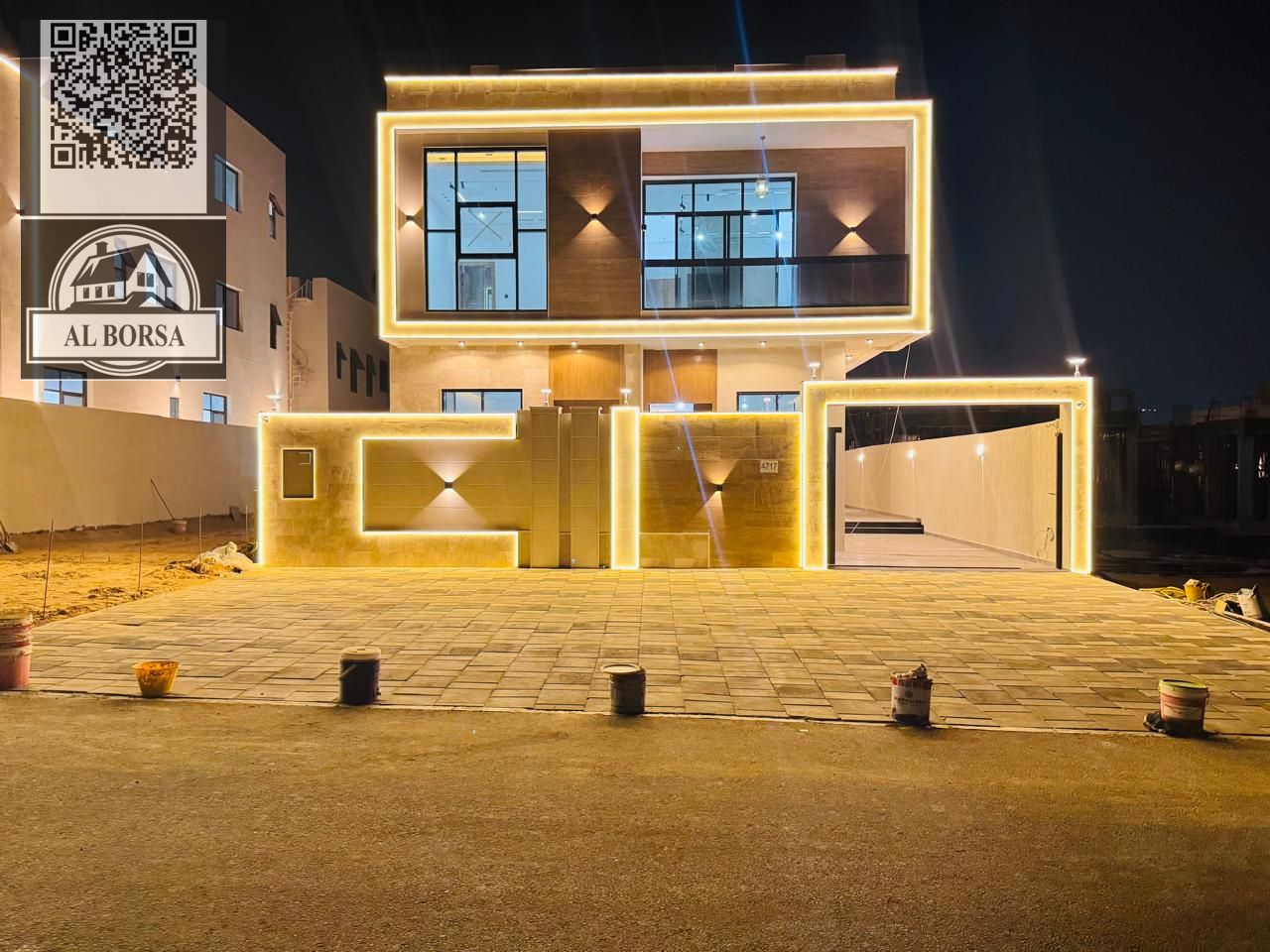 For sale in Al-Haliyo 2: 7 rooms, a majlis (formal sitting room), and 2 halls. Two floors and a roof.