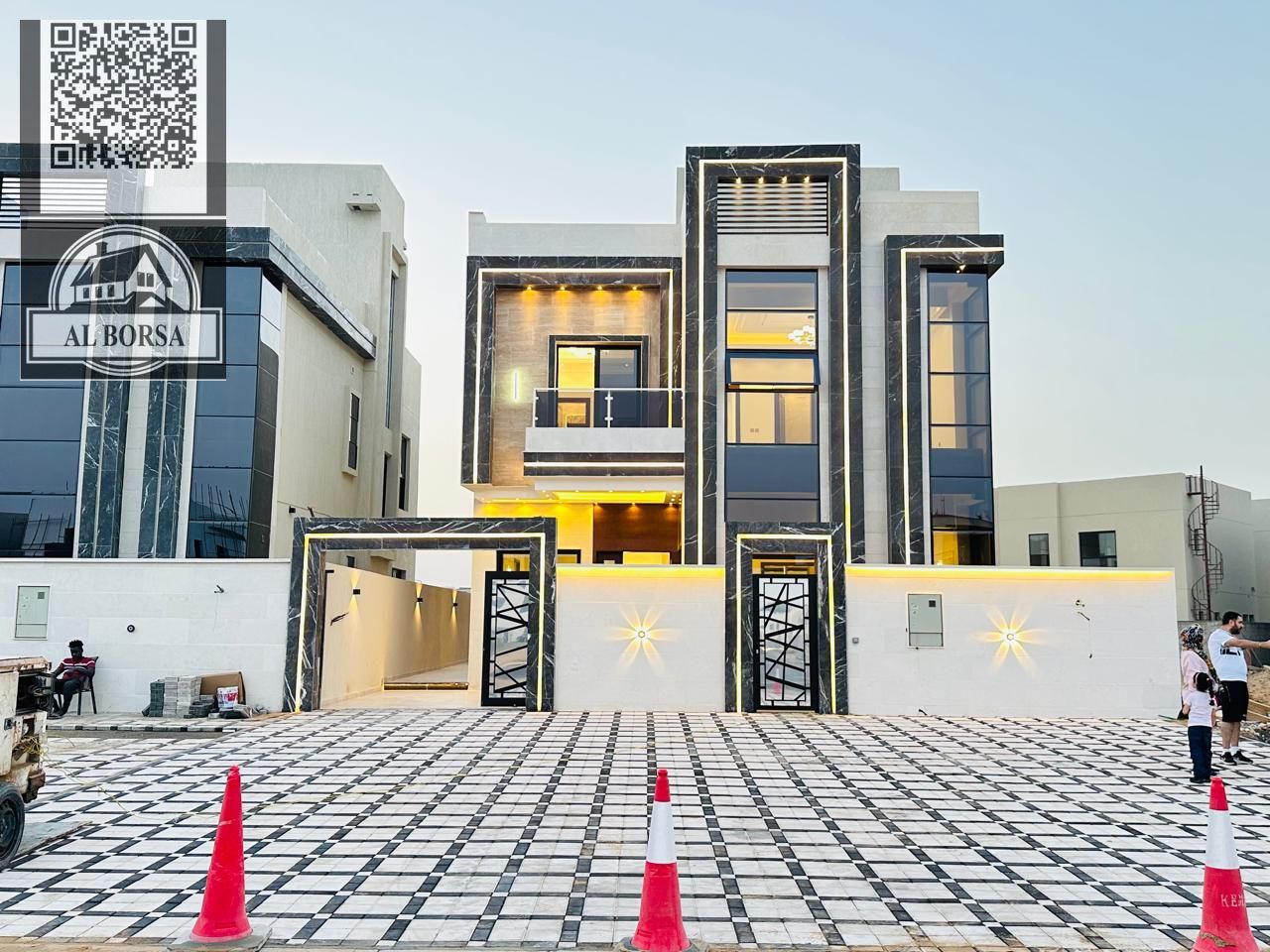 For sale in Al-Haliyo 1, a two-story villa with a roof, 5 rooms, a majlis, a hall, and a maid's room.