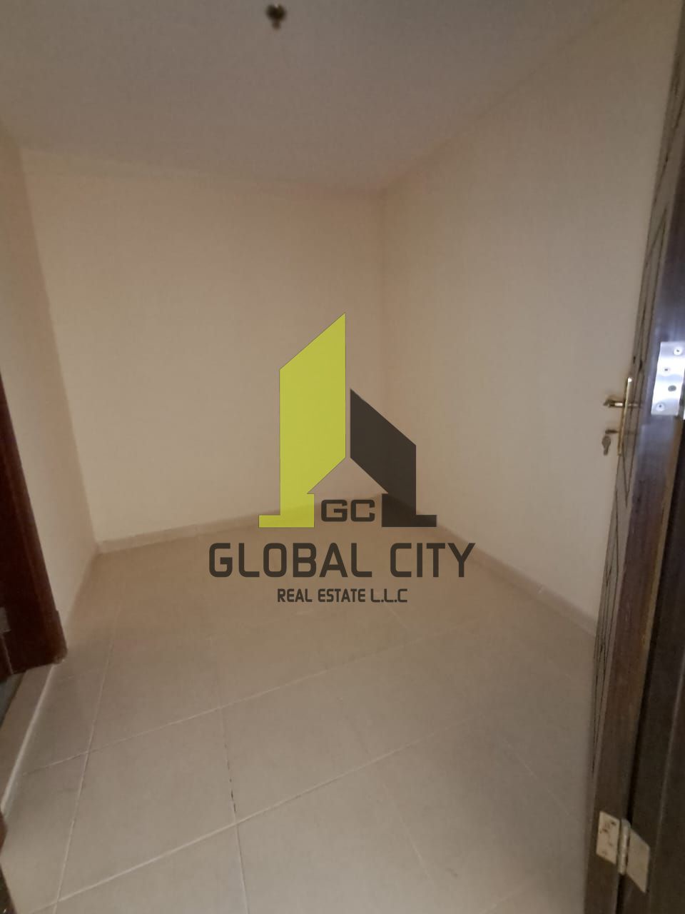 available 1bhk for sale in orient big size empty flat