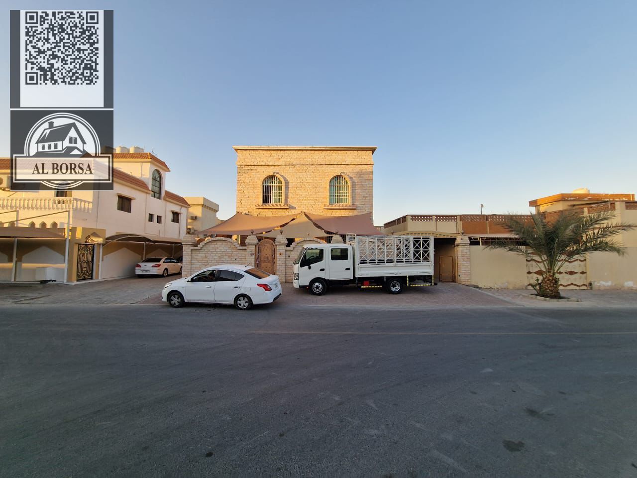Villa for sale in Rawda 3, opposite the mosque. 5 rooms, living room, kitchen, and maid's room. Includes water, electricity, and air conditioning.