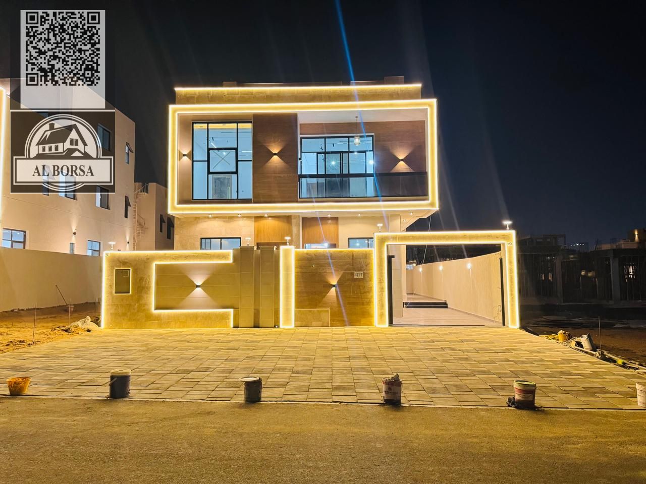 For sale in Al-Haliyo 2, a villa with 7 master bedrooms, a majlis, 2 living rooms, two floors, and a roof.