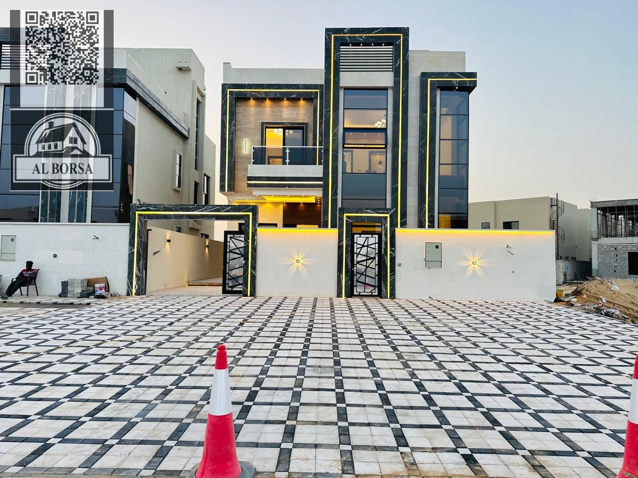 For sale in Al-Haliyo 1, a two-story villa with a roof, 5 rooms, a majlis, a living room, and a maid's room.