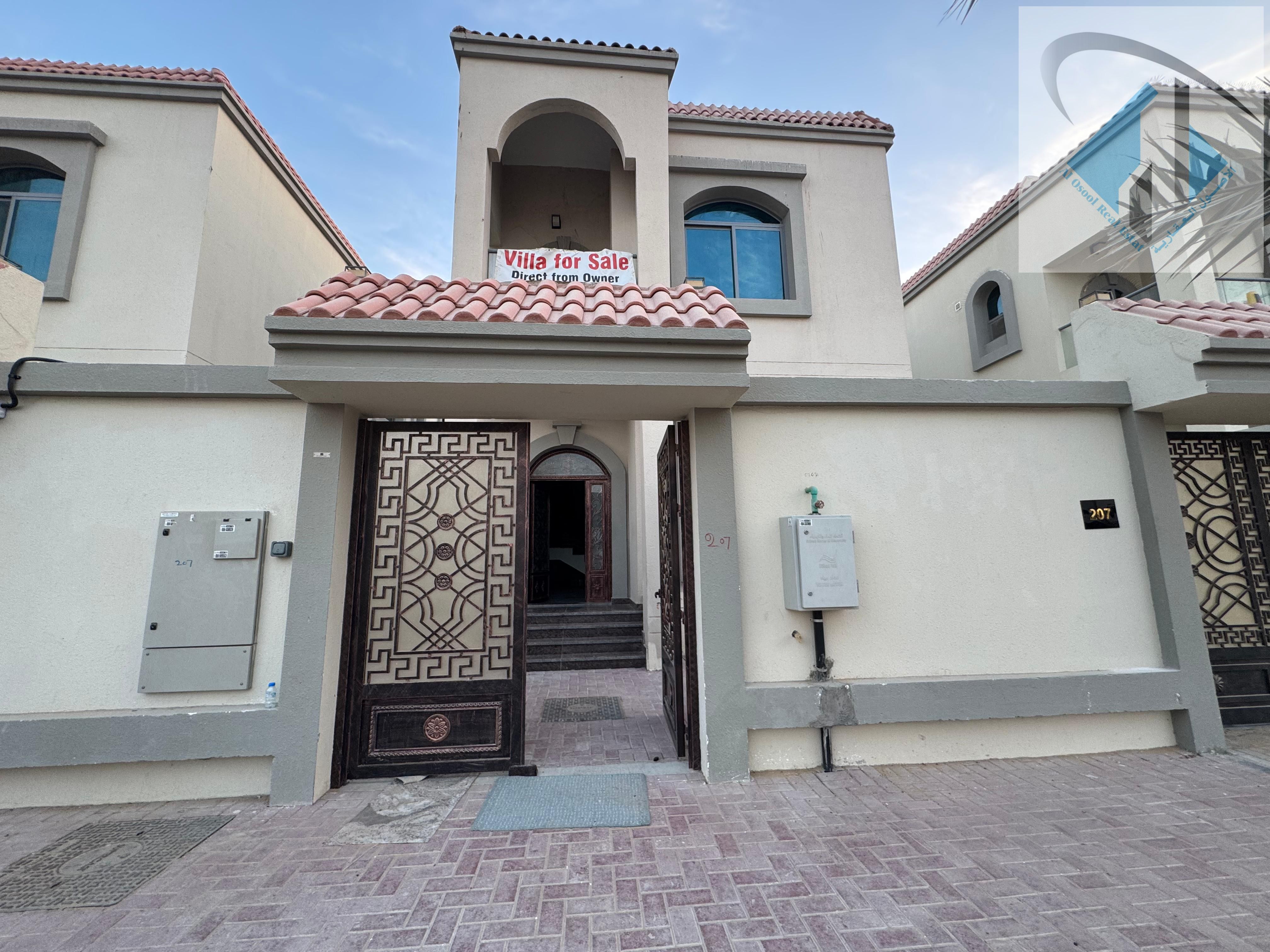 Villa for sale in a prime location and at a great price. 4 bedrooms, super deluxe finishing, freehold ownership, includes electricity, water, and air