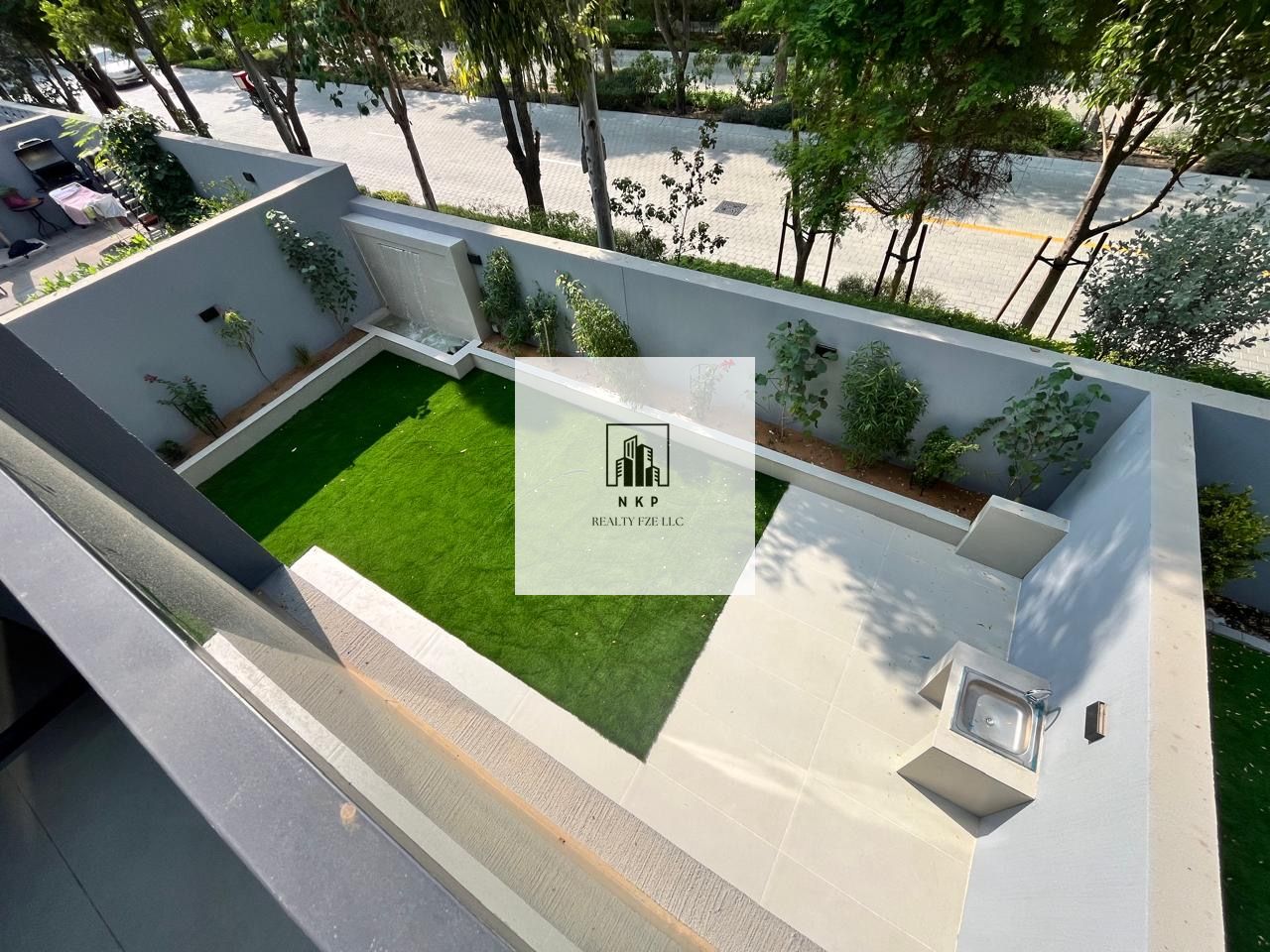 Specious luxury corner unit for rent in Masaar