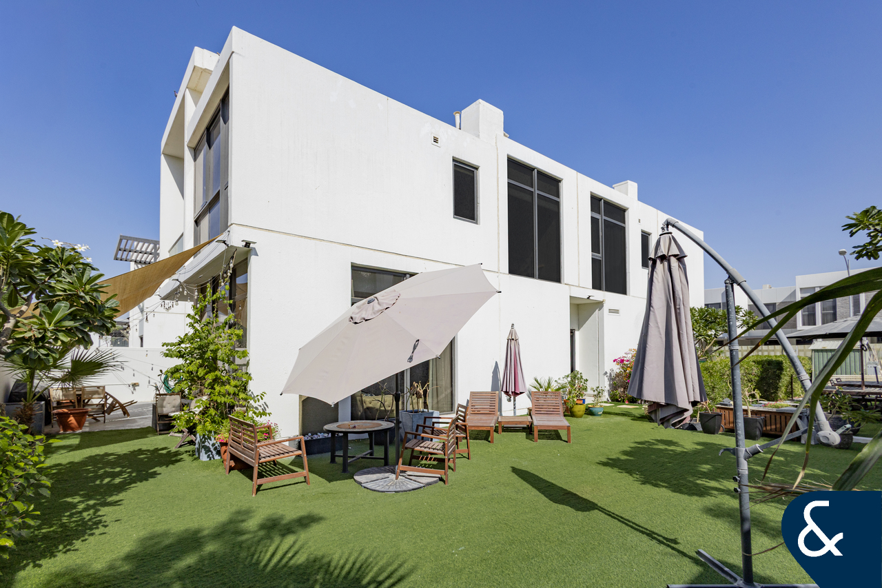 6 B+M | PARK/POOL BACKING | LARGE PLOT | VOT