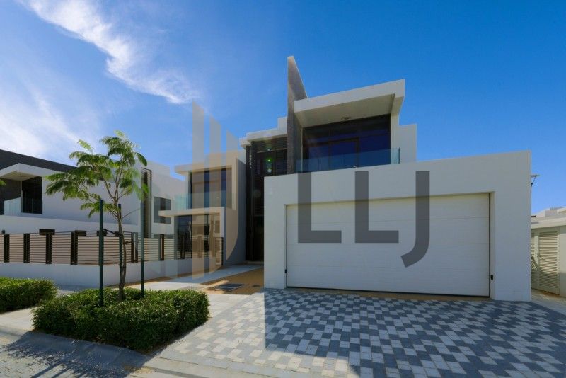 Elegant 4 Bedroom Bedroom with Private Garden