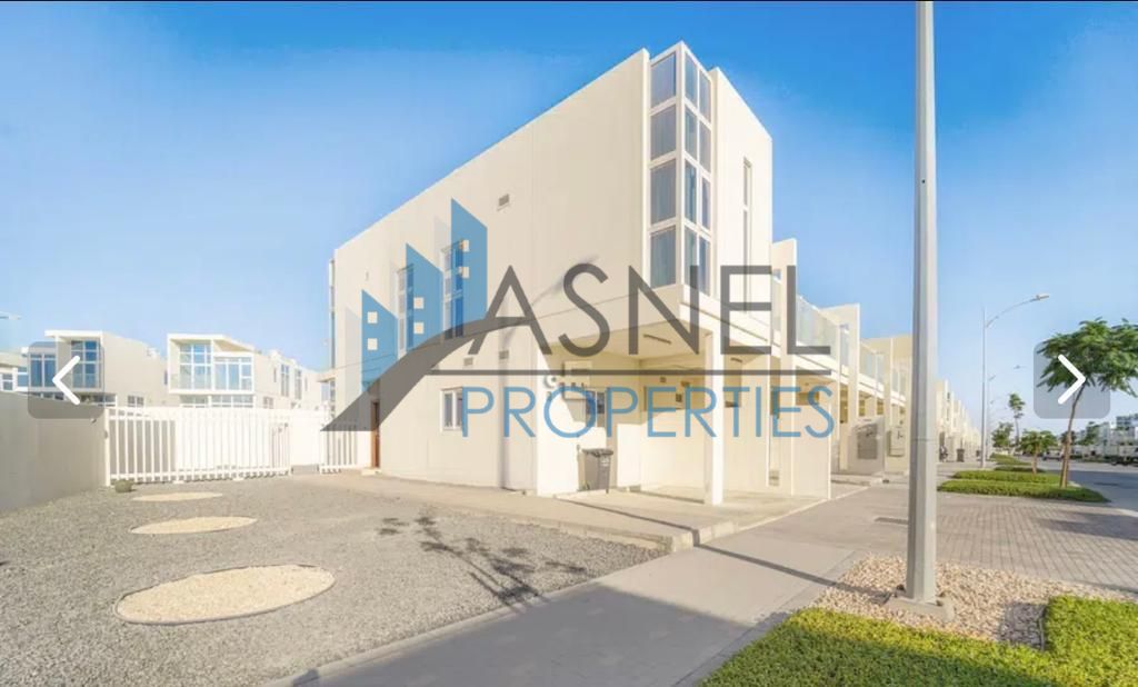 R2EM | BIG YARD | CORNER UNIT Vacant