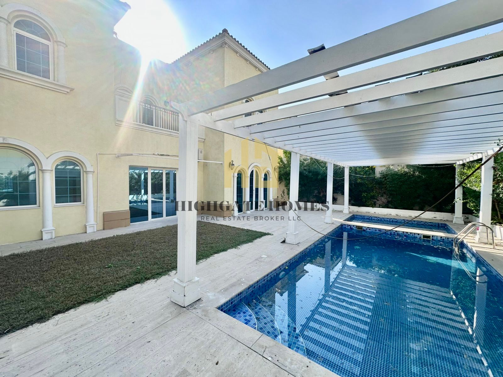 Stunning 3Br Small w/ Pool | Vacant | Single Row