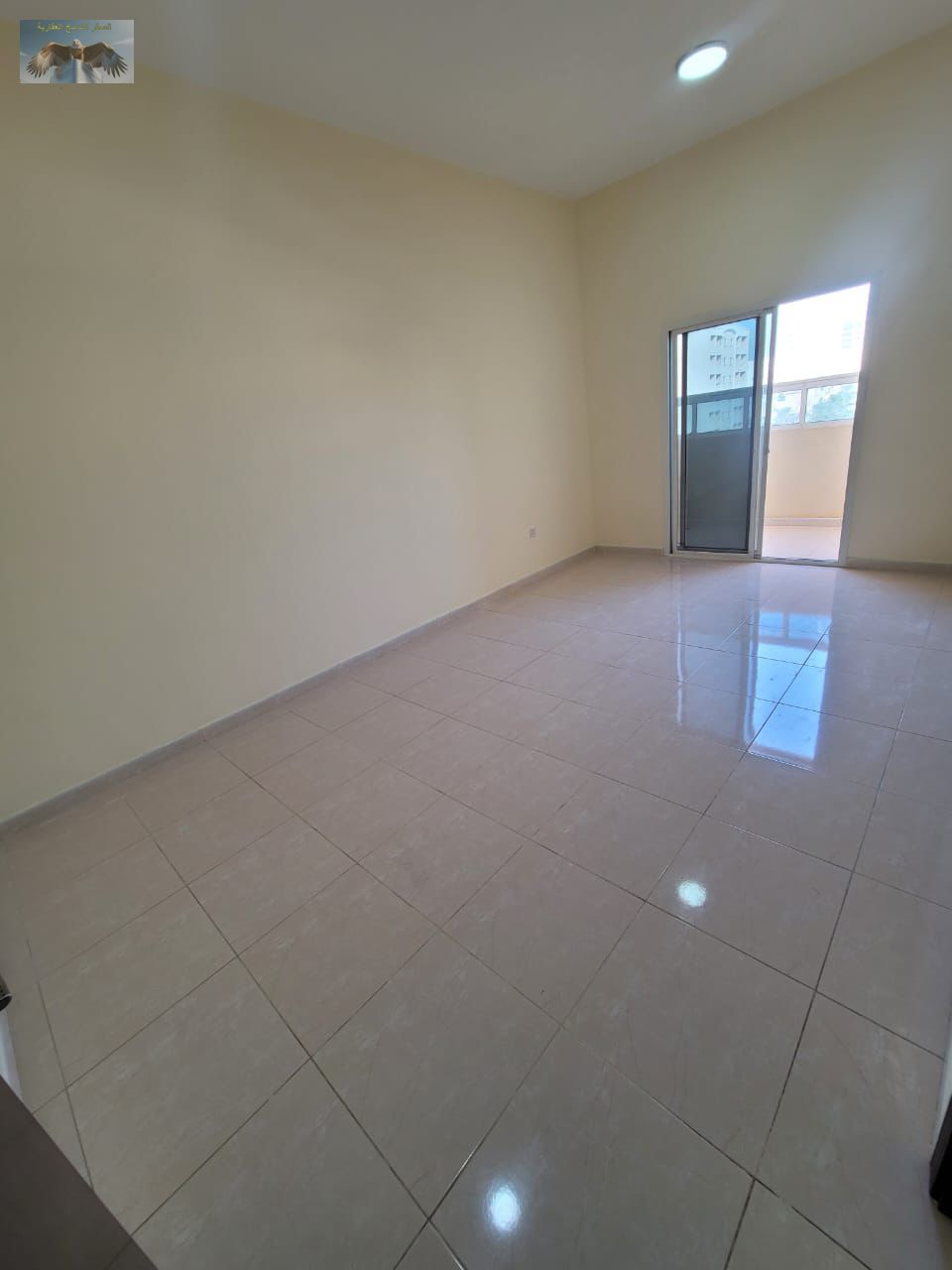 1-bedroom apartment with living room for annual rent in Ajman – Al Rawdha 3. Prime location near Al Safeer, mosque, and services. Ready to move in, AE