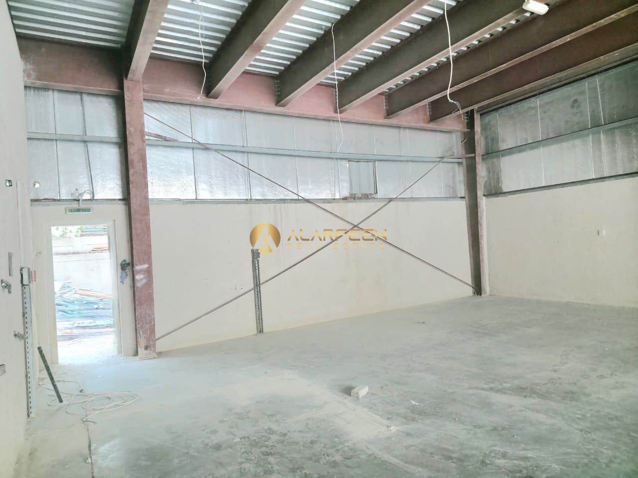 2500 sq ft/ 54kw/ spacious warehouse