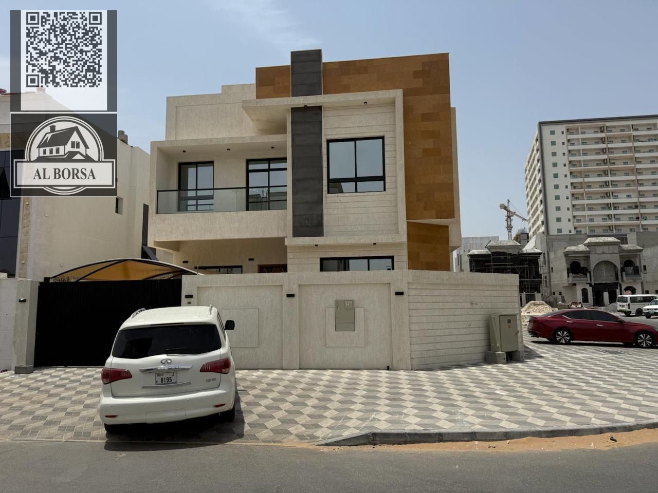 For sale in Al-Haliyo 2, a corner villa with 6 master bedrooms, a majlis, a living room, a spacious kitchen, and a maid's room.