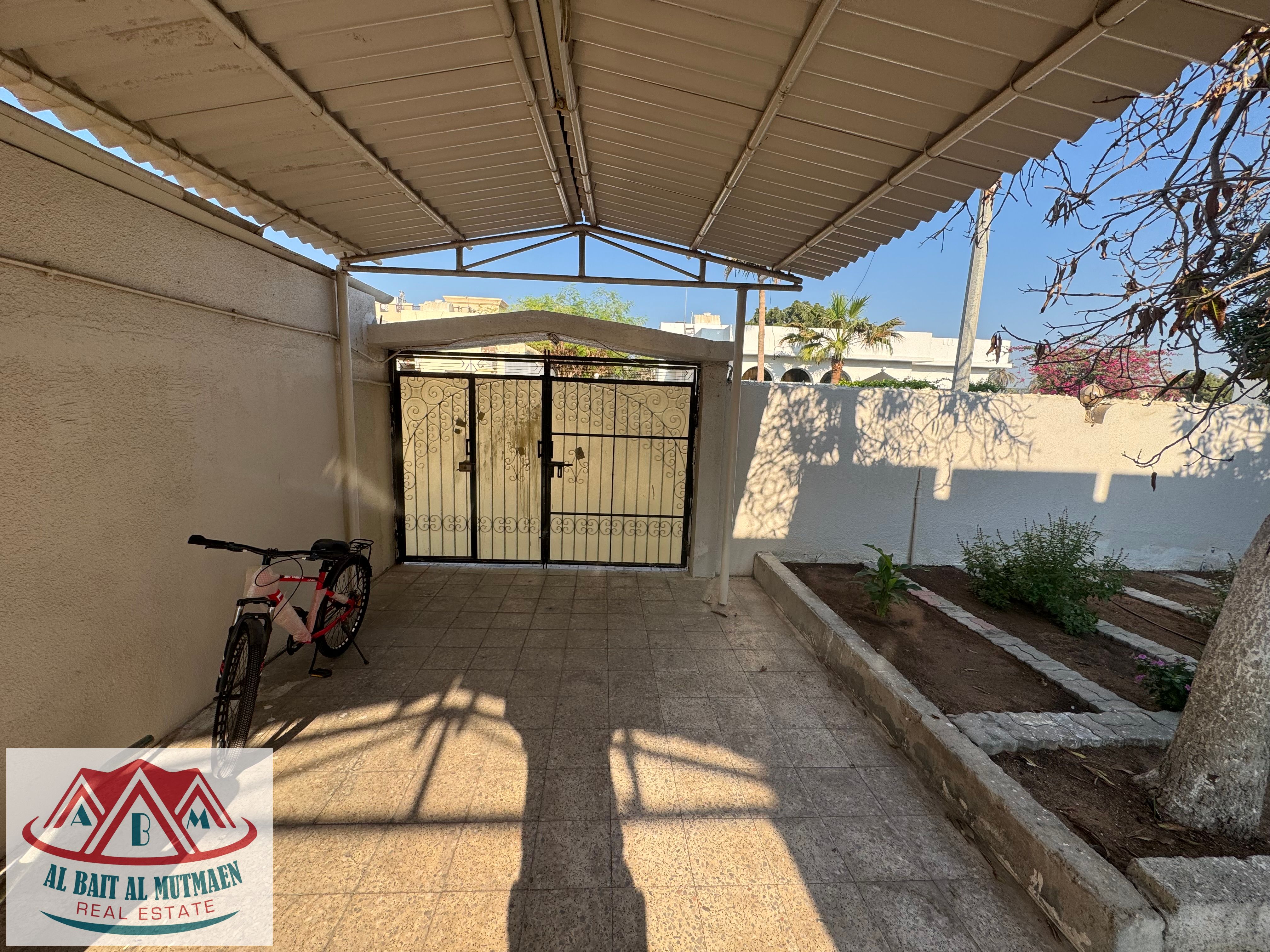 Five-bedroom villa with two kitchens in Al Jazat