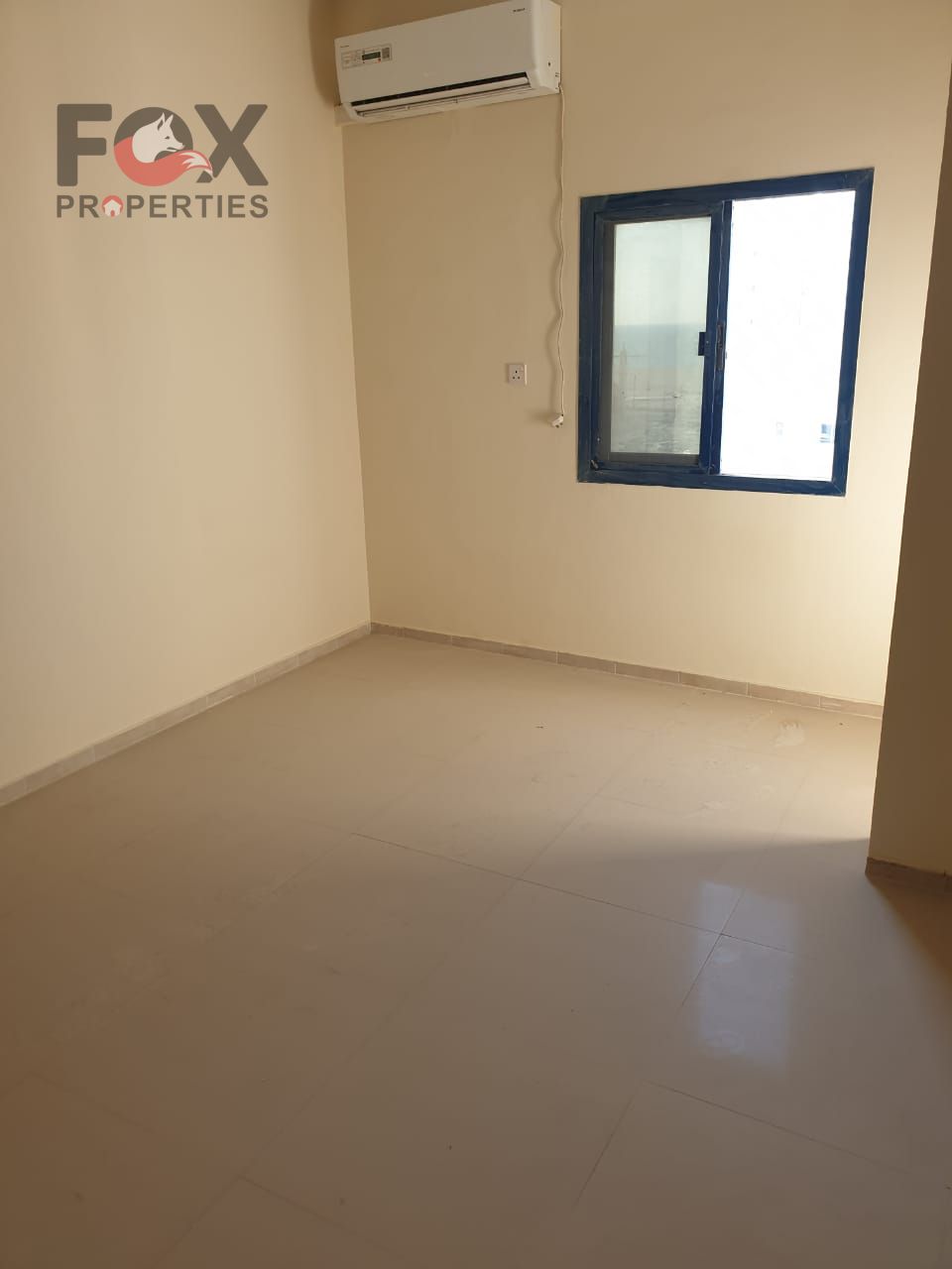 Spacious 3-bedroom apartment with a living room, located close to all essential services and near the Corniche. Offers easy access to Sharjah and Dubia