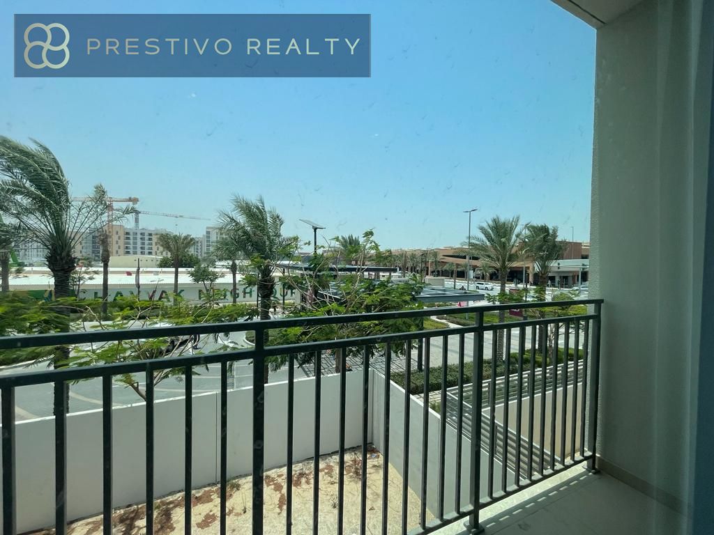 Spacious corner unit I Single row I Prime location I Best price