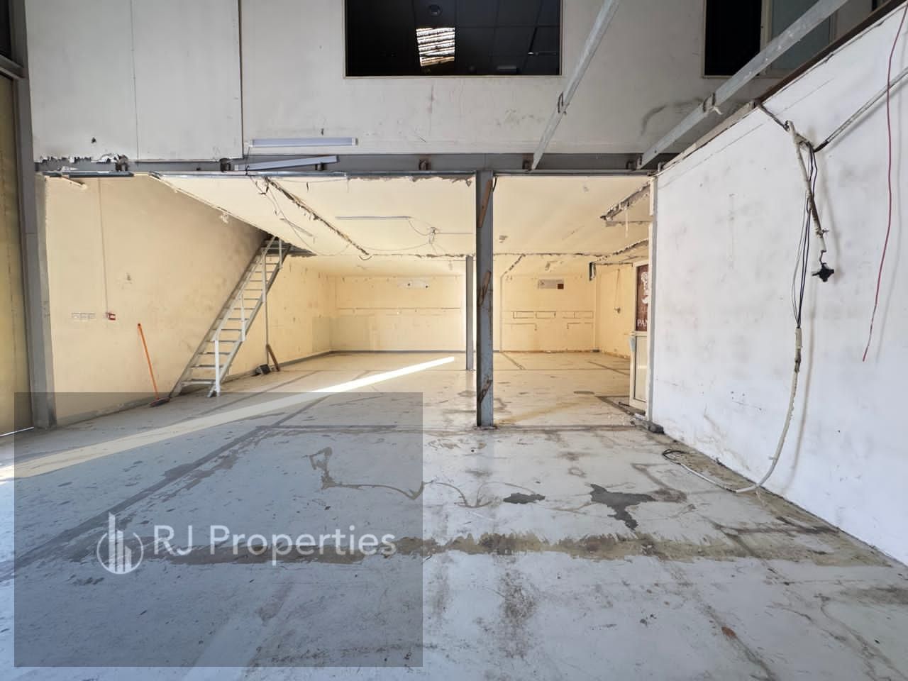 Hot OFFER LUXURY warehouse with MAZZiNE floor prime lecation business area only for storage jest only 125k