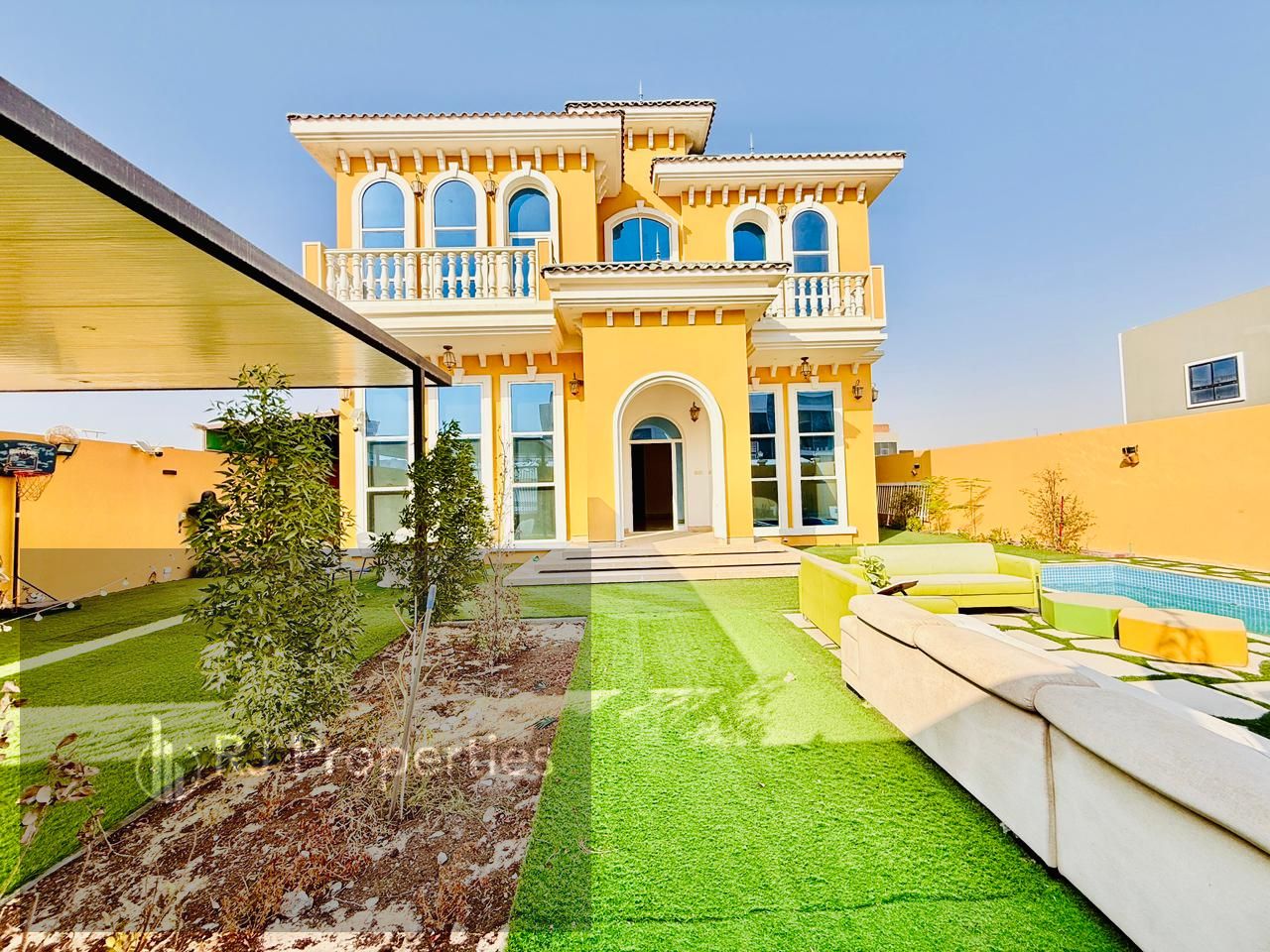Hot OFFER LUXURY 5BEDROOM villa with Pool Maid room with laundry sparte Majlis with parking 4M