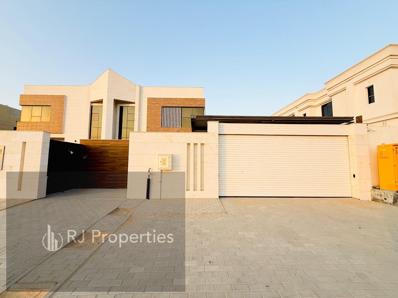 Hot OFFER LUXURY 4BEDROOM VILLA WITH SPARTE Majlis WITH MAID ROOM WITH LAUNDRY ROOM parking 145k