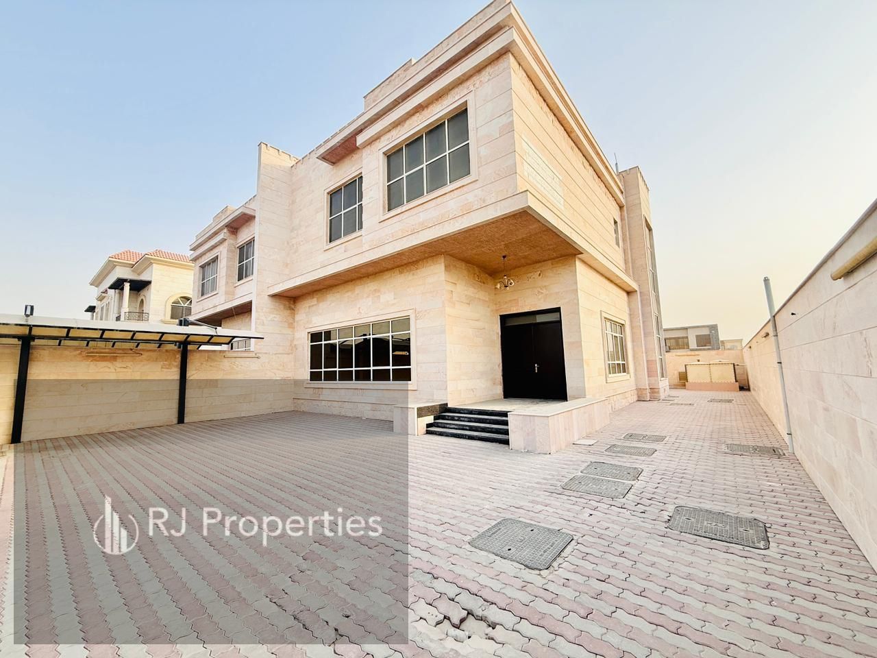 Hot OFFER LUXURY 4BEDROOM VILLA WITH SPARTE Majlis Maid Master Bed Room Parking 145k