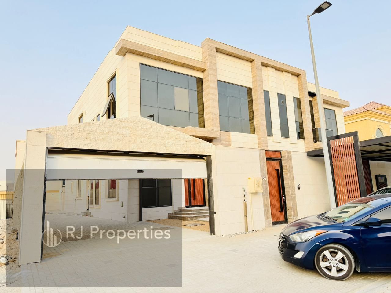 Very spacious luxury 5BEDROOM VILLA with Maid room Majlis Master Bed parking 150k