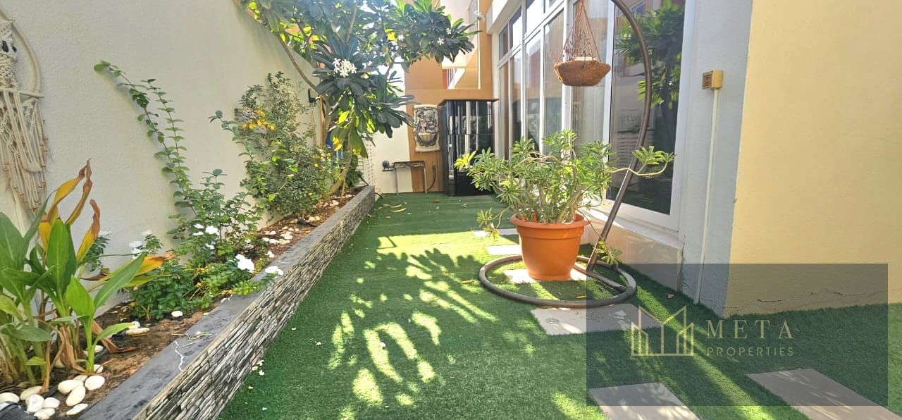 Beautiful Semi Furnished 3 Bedroom Townhouse available for rent and ready to move in, extended living room and very pretty garden and corner unit.
