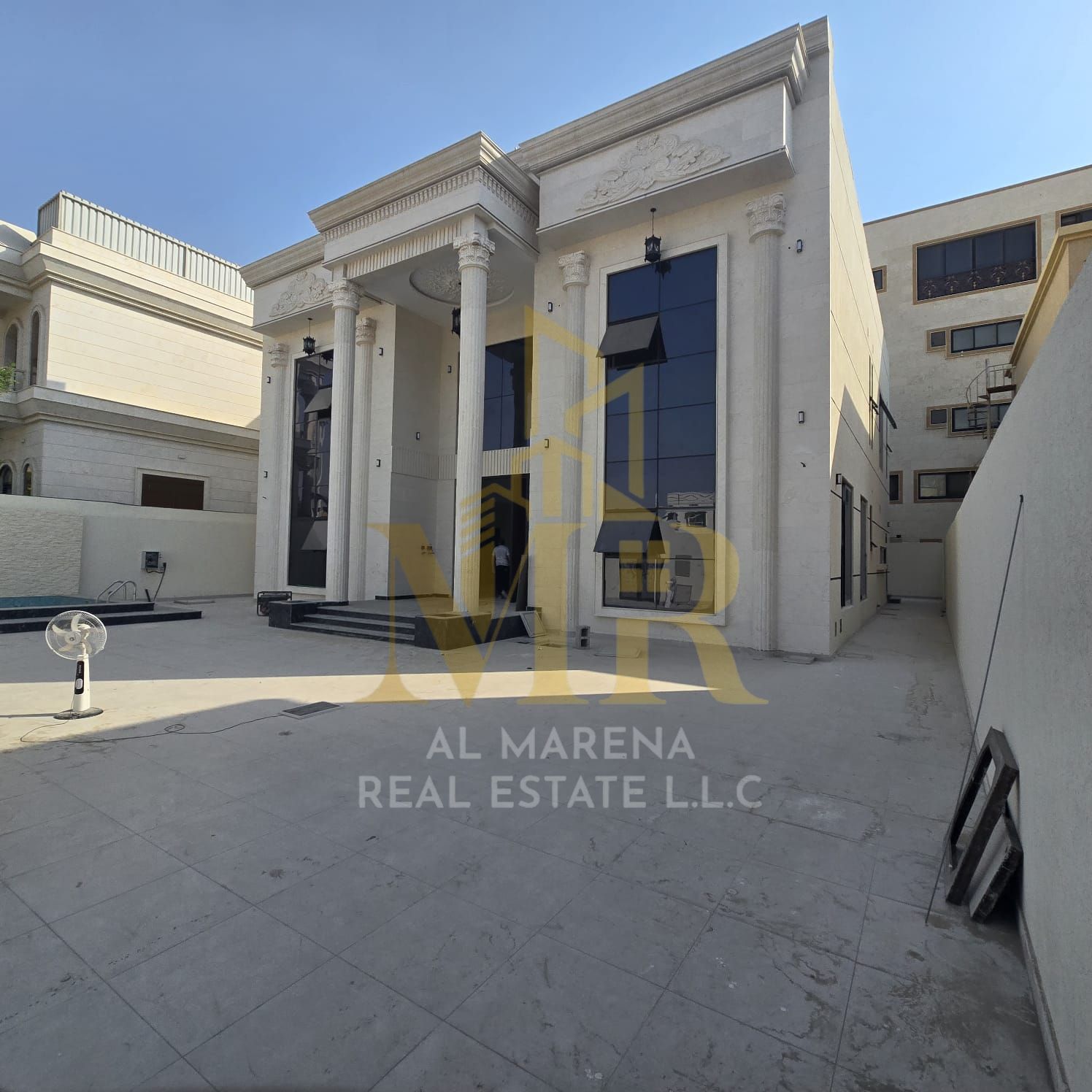 Seize this exceptional opportunity to own a luxurious villa with an elegant architectural design and an attractive price, including air conditioning!