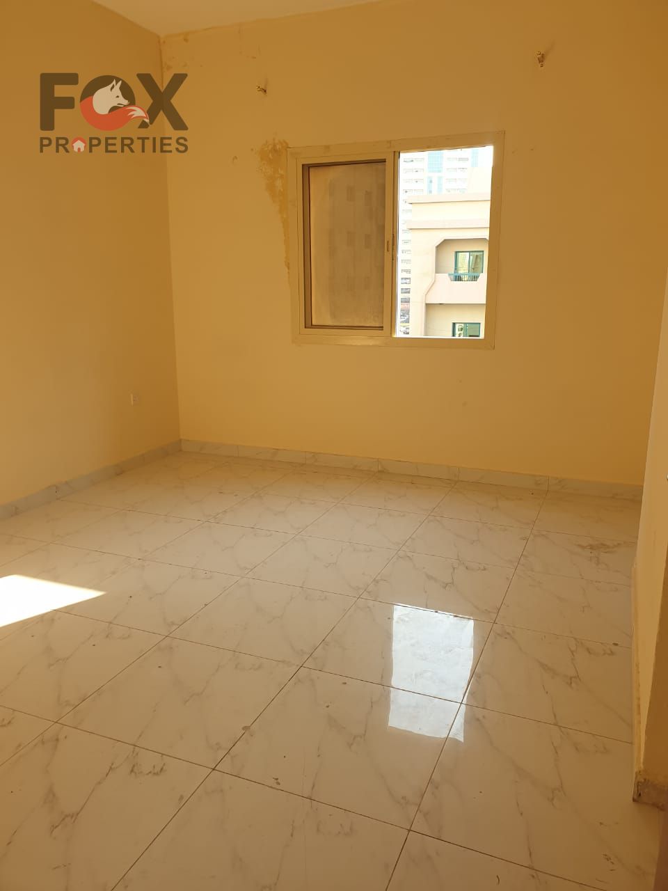 Two rooms and a living room for annual rent with central air conditioning in a clean building close to services, suitable for the resident's needs.