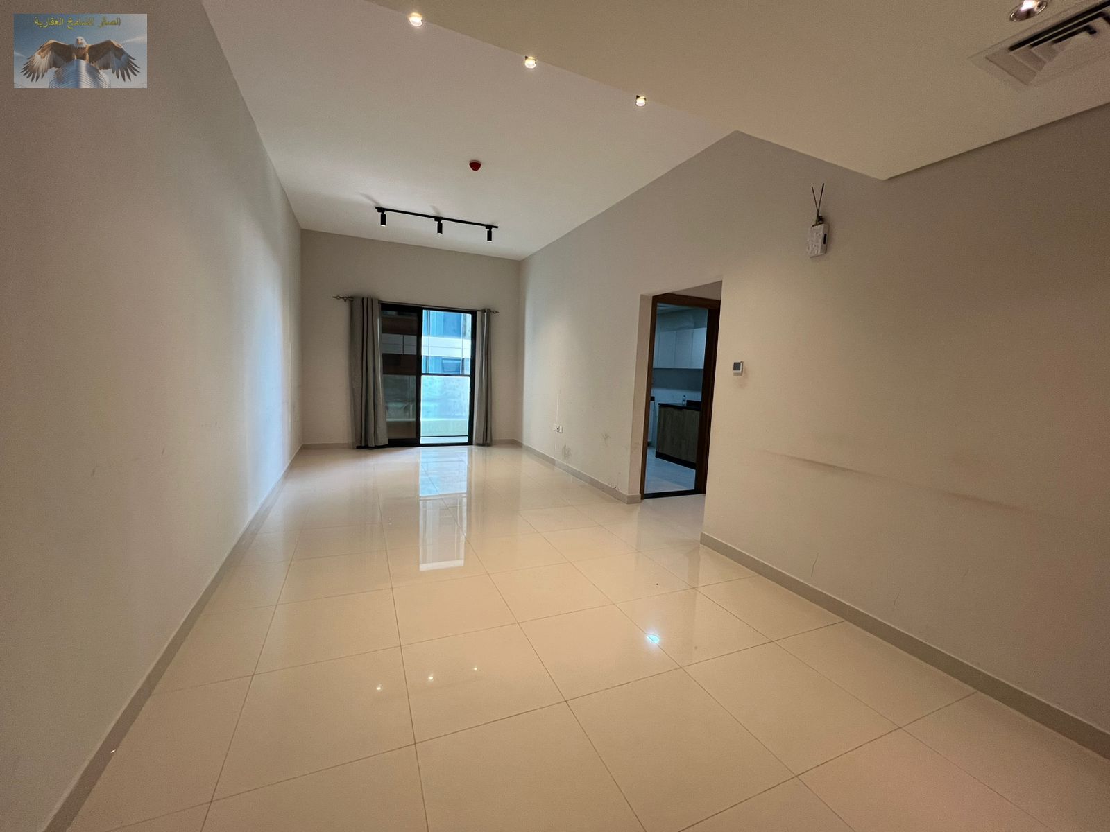 Two-bedroom apartment with living room, open view, second occupant, spacious, super deluxe finishes, hotel-style entrance, private parking, and gym.