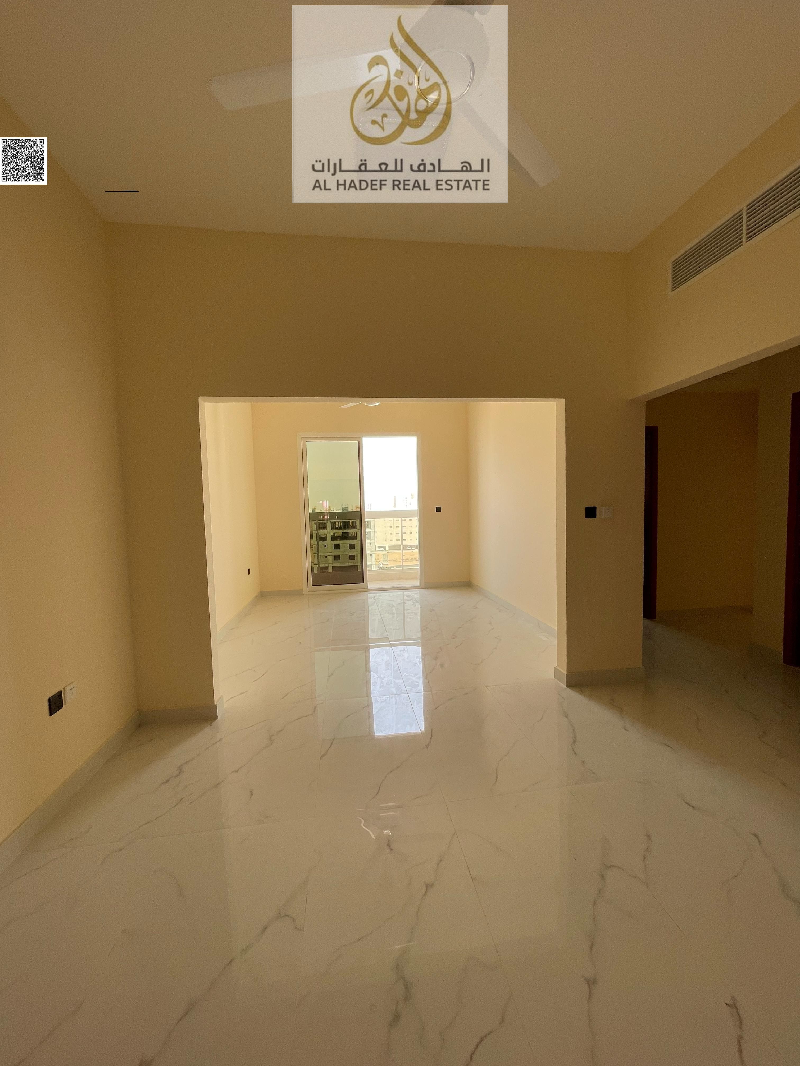 For annual rent in Ajman, Al Jurf 3, a very spacious first-occupancy apartment consisting of two bedrooms, a living room, a majlis, 3 bathrooms, and a