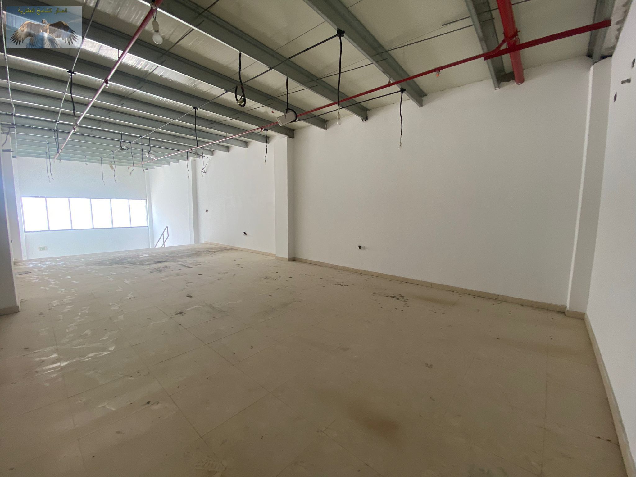 Brand-new commercial warehouse, suitable for all business activities, two floors, spacious, close to all services.