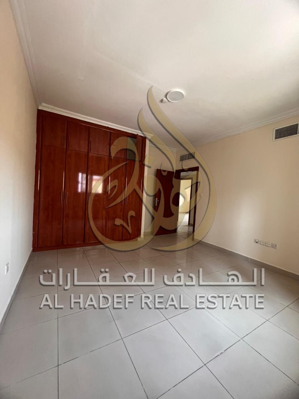 Sharjah Emirate, Al Qasimia area, 3 rooms and a hall with a balcony, built-in wardrobes, a master bedroom, 3 bathrooms, a maid's room, and free parkin
