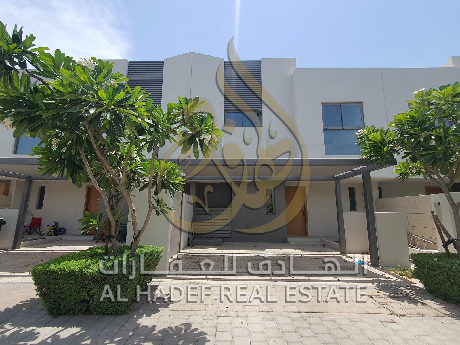 Modern townhouse with luxurious design and spacious areas spread over two floors with a private garden and two parking spaces.