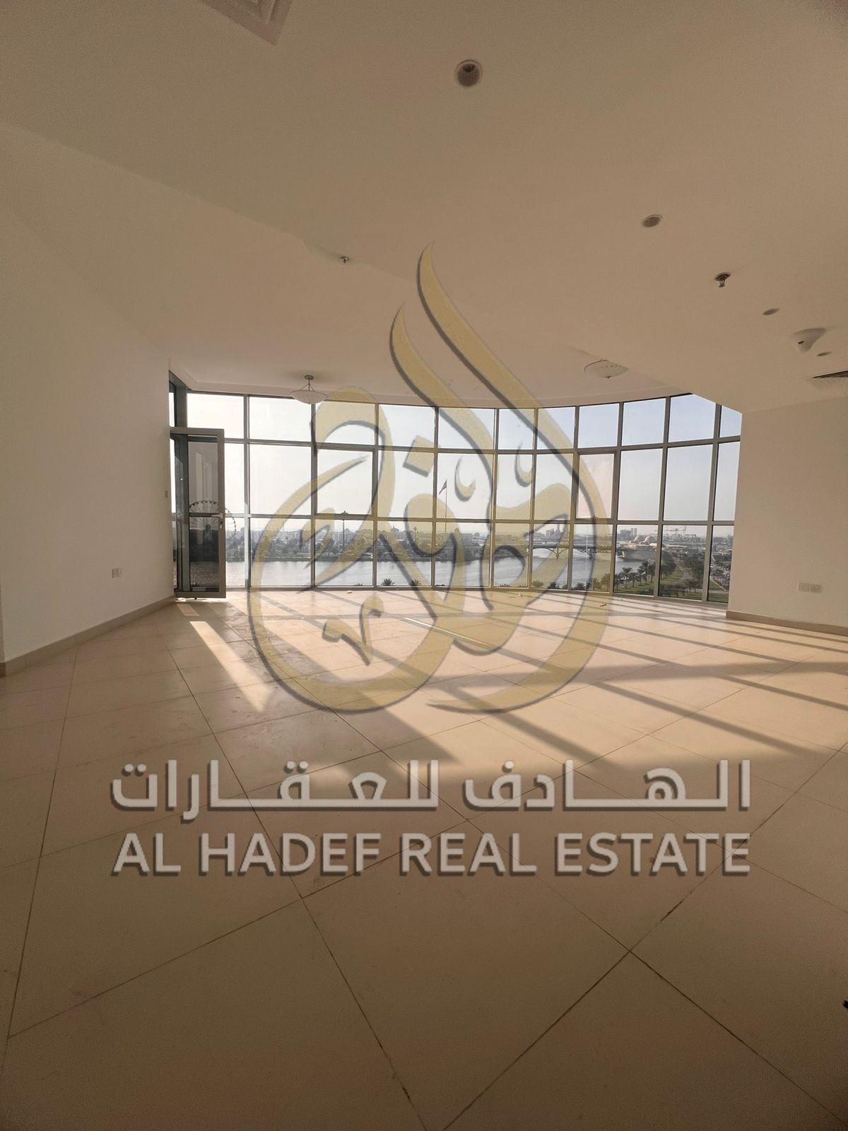 For rent in Sharjah - Al Majaz 1 Luxurious 3-bedroom apartment + hall + majlis + maid's room A prime location with a charming view of the