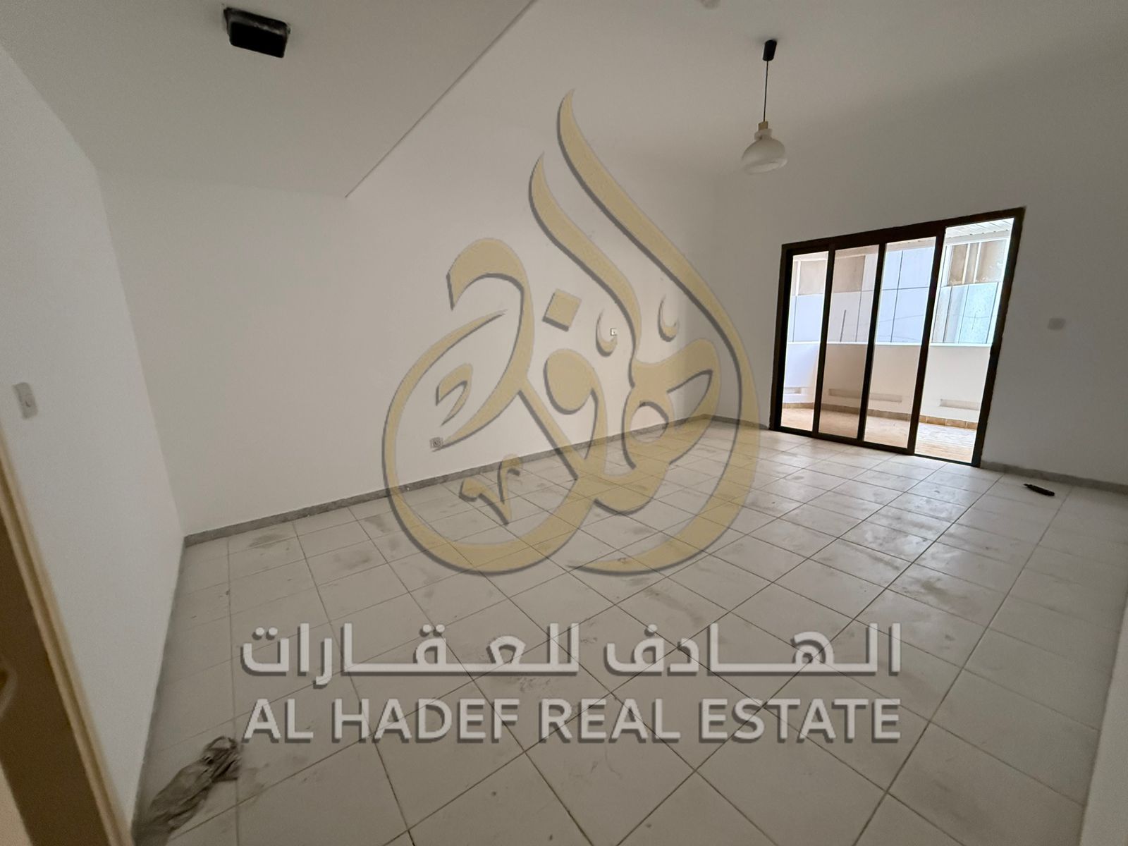 Two bedrooms and a living room, air conditioning provided by the owner, with one month free and contract attestation by the owner.