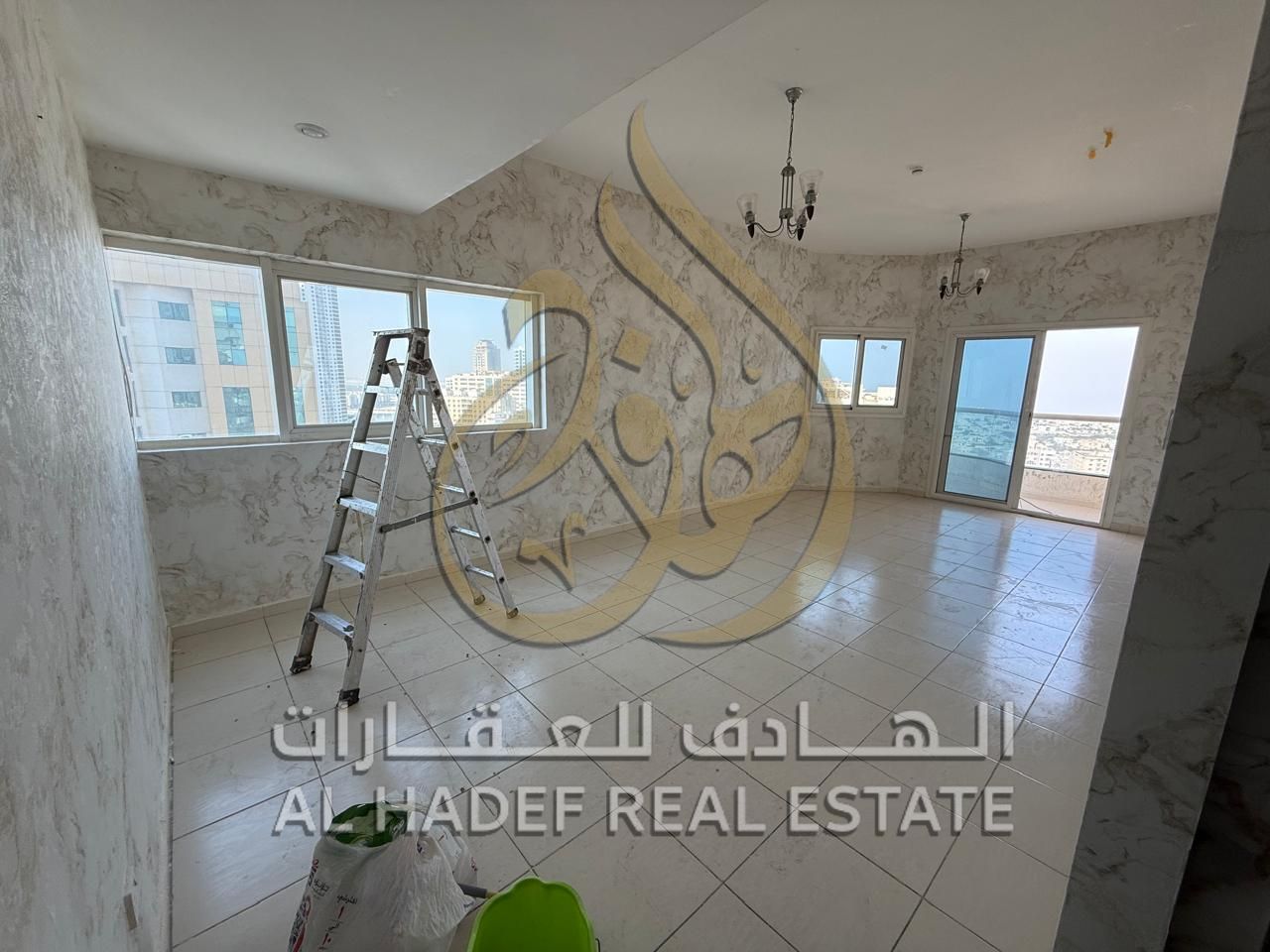 Ready-to-move-in apartment: 3 bedrooms, living room, 2 bathrooms, free parking, and free maintenance.