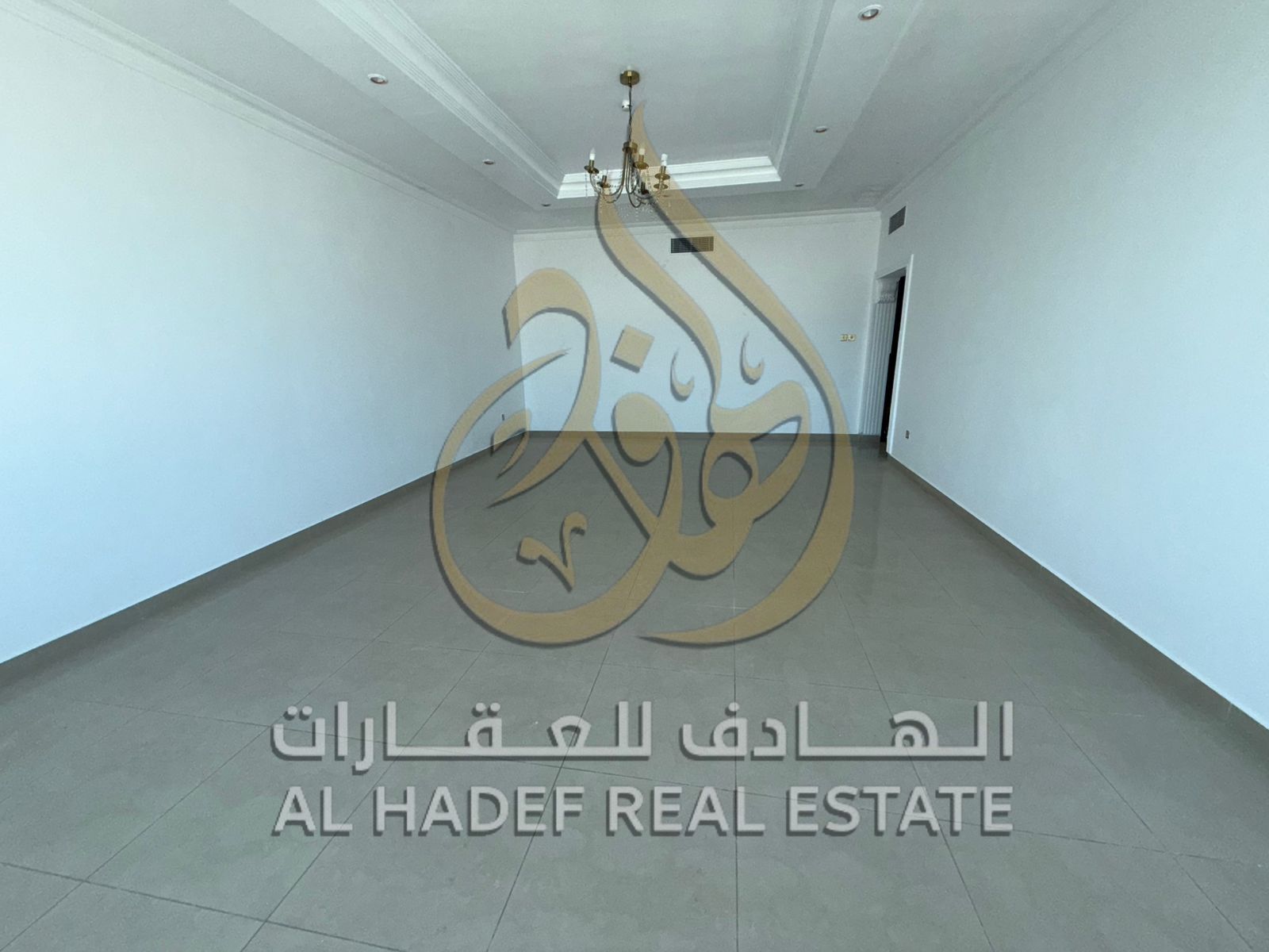 Two bedrooms and a living room with a maid's room and three bathrooms, first row on the lake, free air conditioning (owner included), free parking, fr