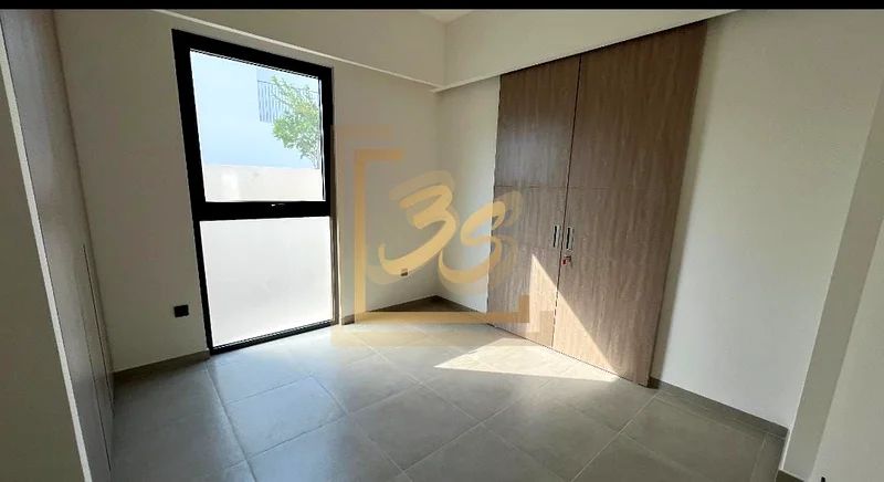 Modern | Vacant | Bright Corner Unit