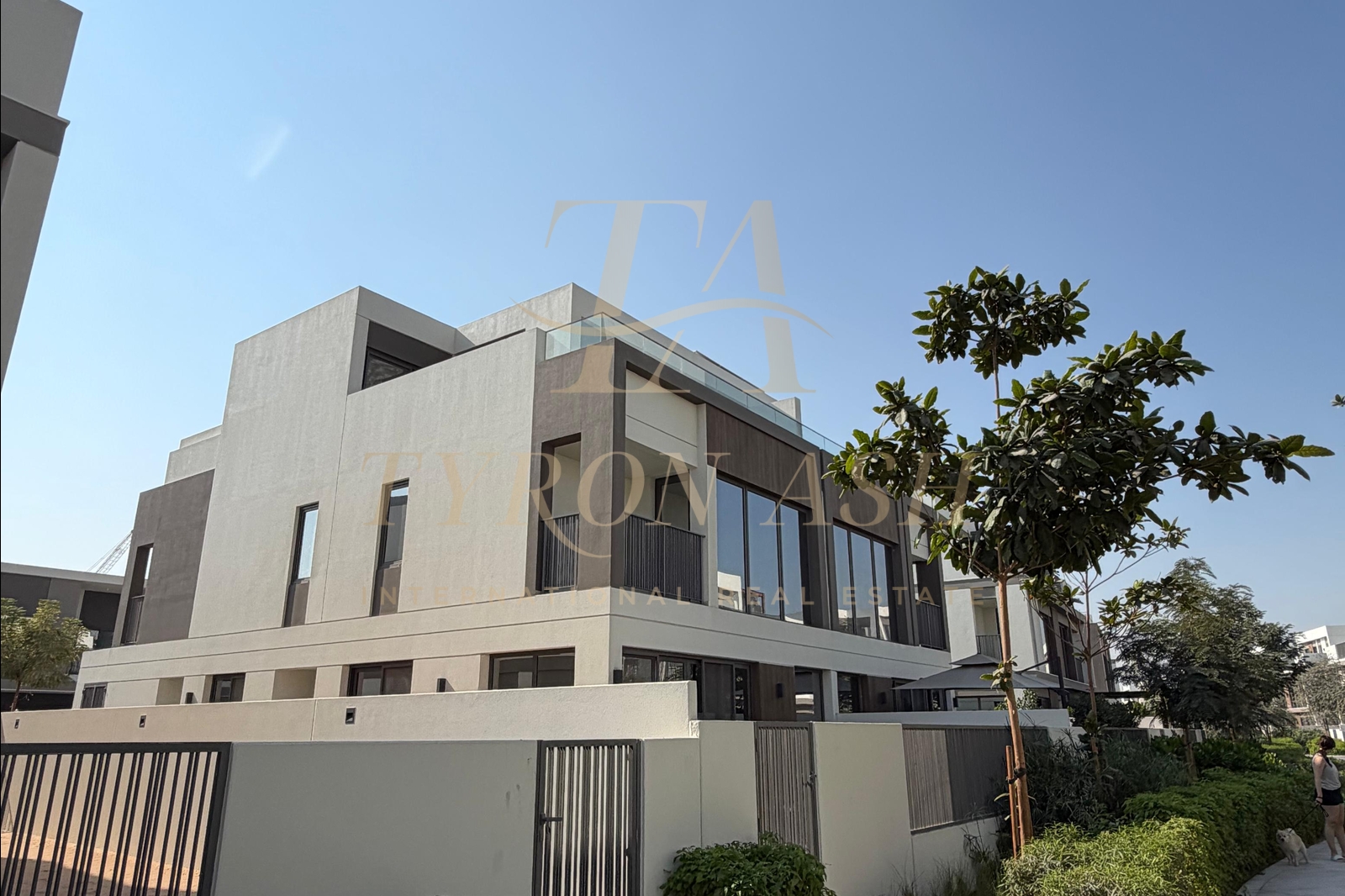 Luxury 4 Bed Townhouse | Prime Location | Vacant
