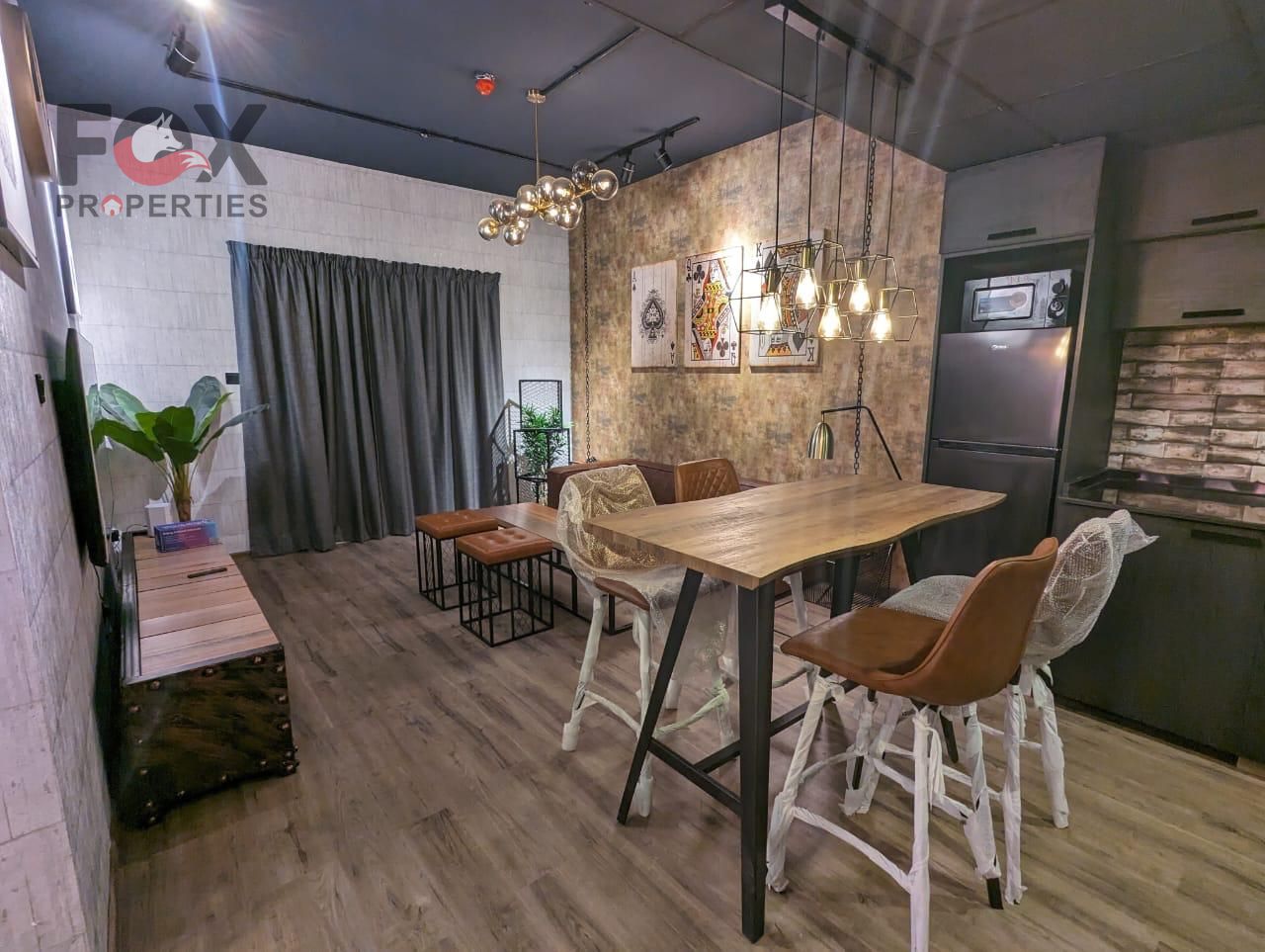 Luxury apartment for monthly rent, one bedroom and living room, City Towers, central air conditioning, hotel-style furnishings, parking, and two bathr