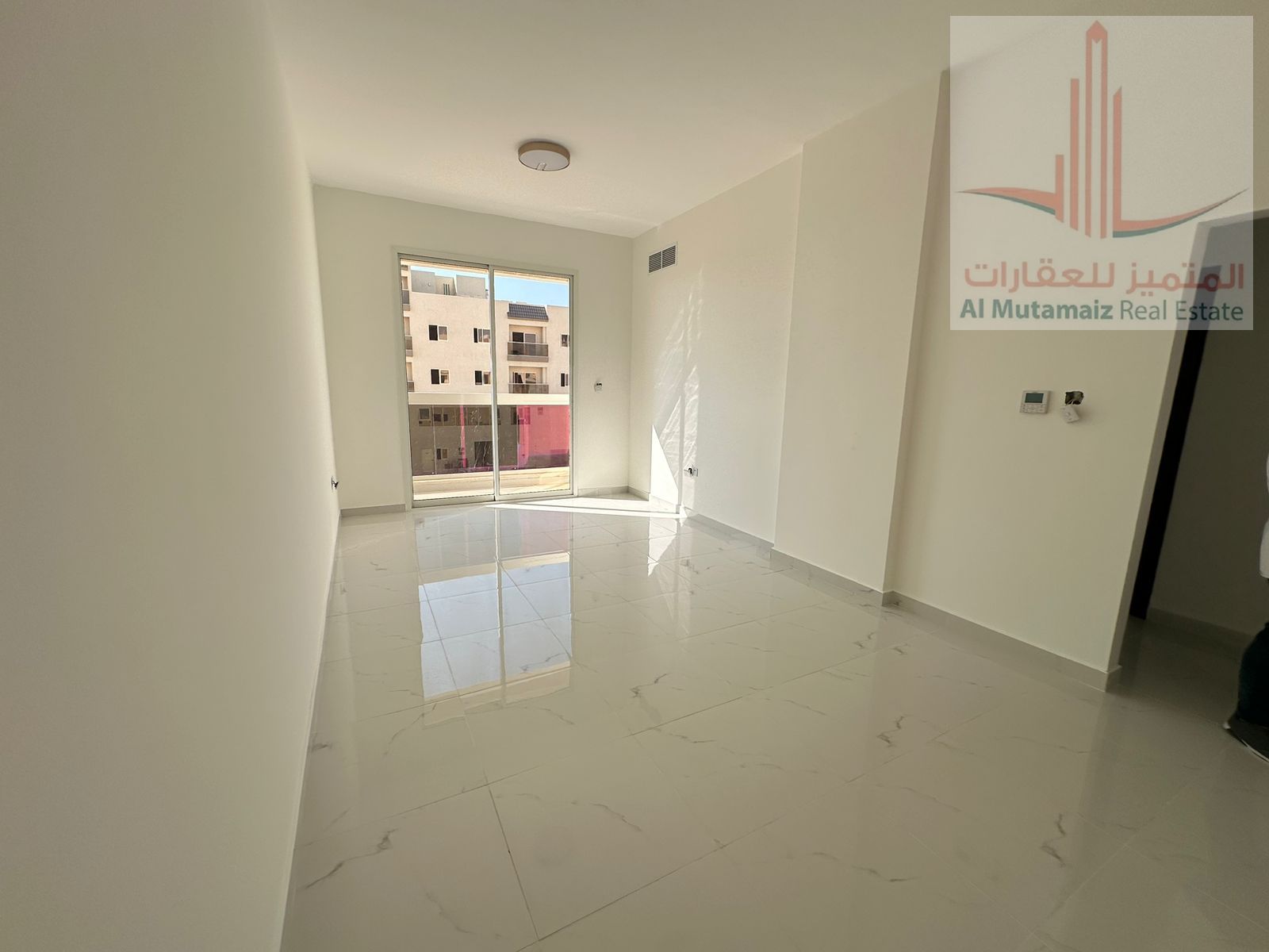 New building for sale in Al-Rashidiyah with an annual return of up to 9%. Excellent location and very good building. Residential/commercial permit.