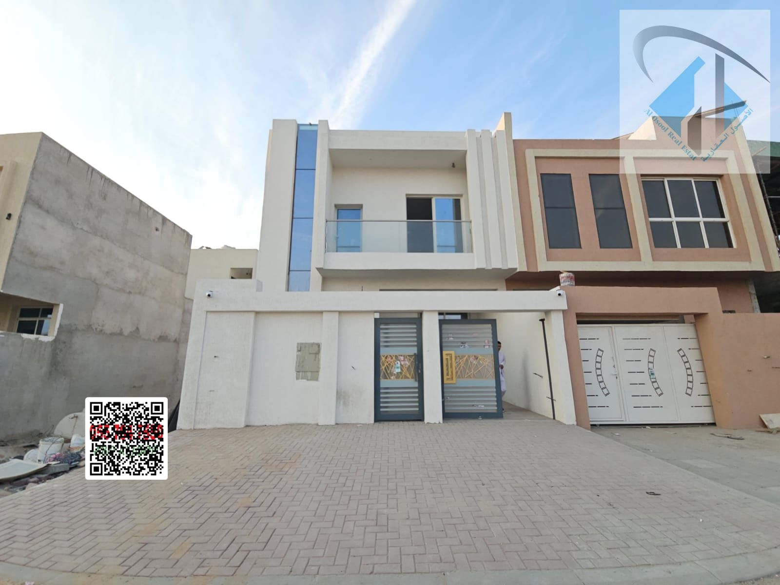 For sale: 3-story villa on a main street with a large setback, at a negotiable price, freehold ownership.