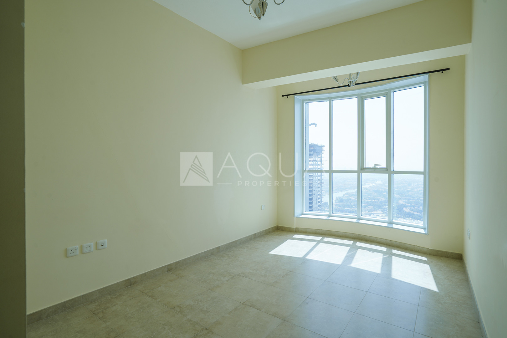 1+Study l Spacious Apt l With Parking