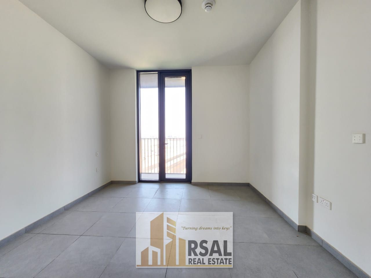 Luxurious spacious 2 Bedroom Apartment with close kitchen and balcony