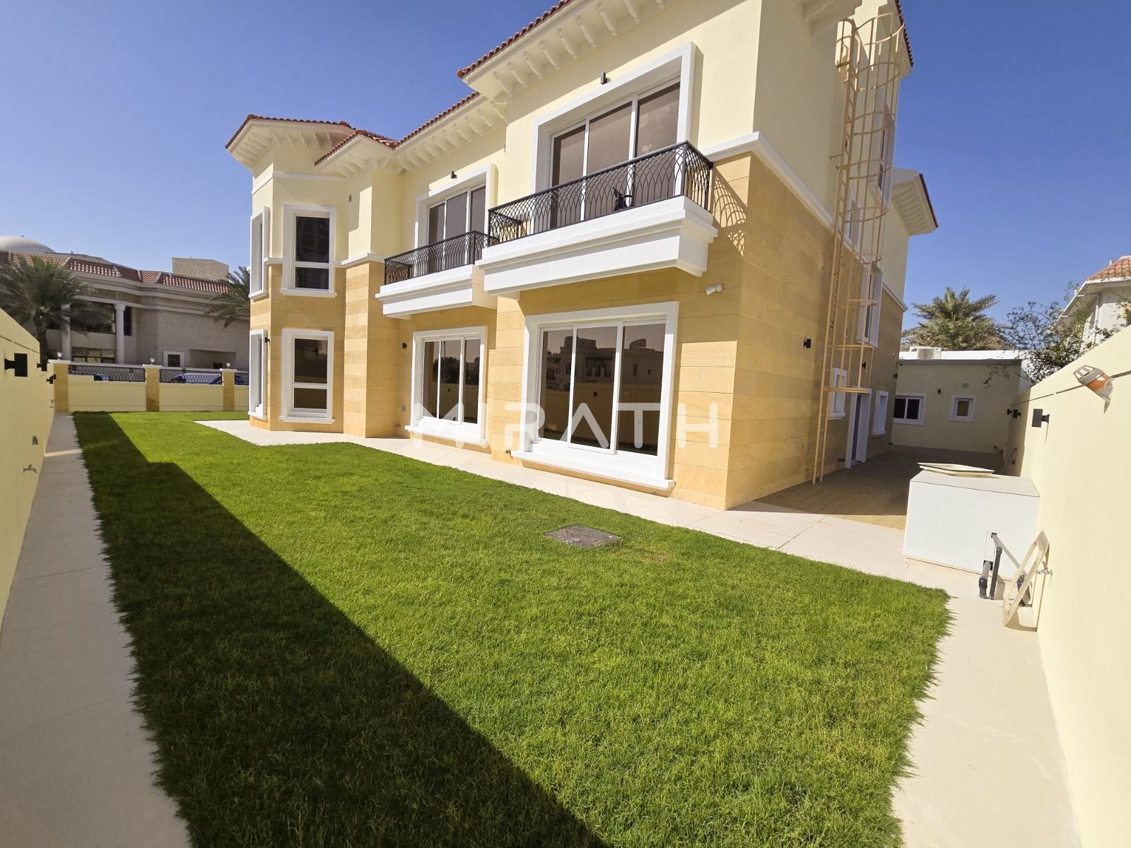 Well-maintaned Villa |Classic Design |Lush Garden