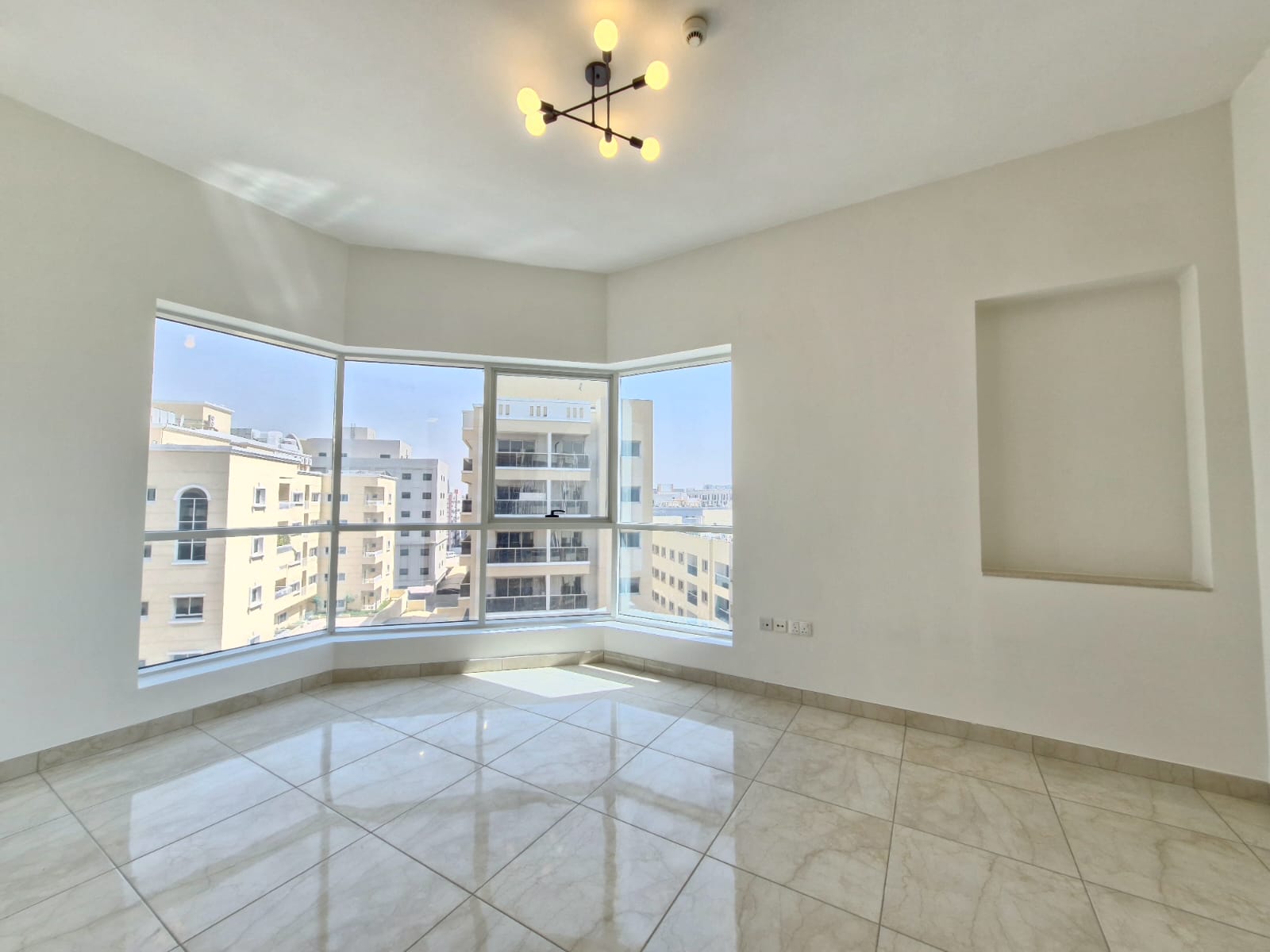 VERY SPACIOUS 3 BEDROOM APARTMENT AT THE MAIN LOCATION READY TO MOVE.
