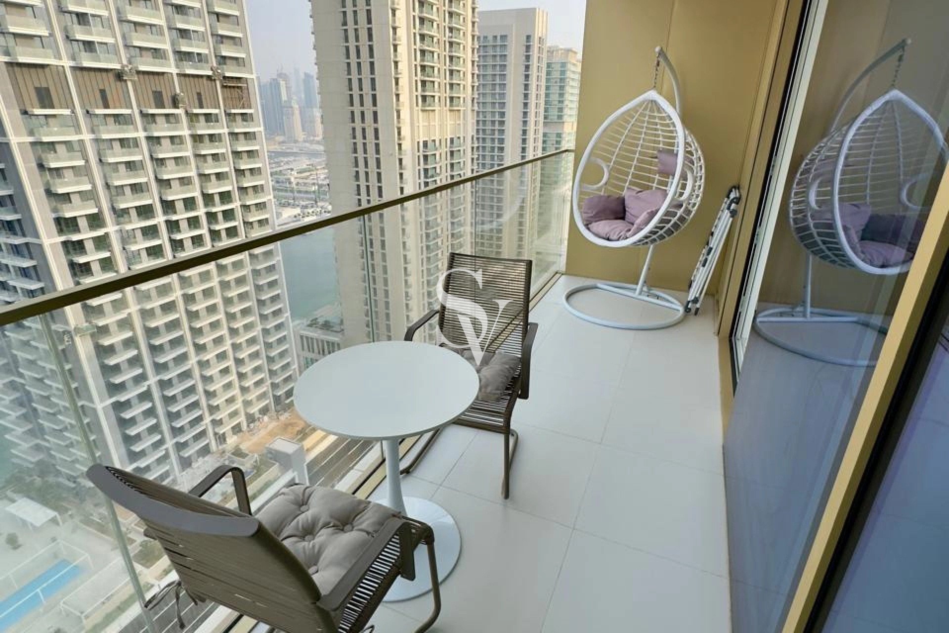 BRAND NEW / FULLY FURNISHED / VACANT