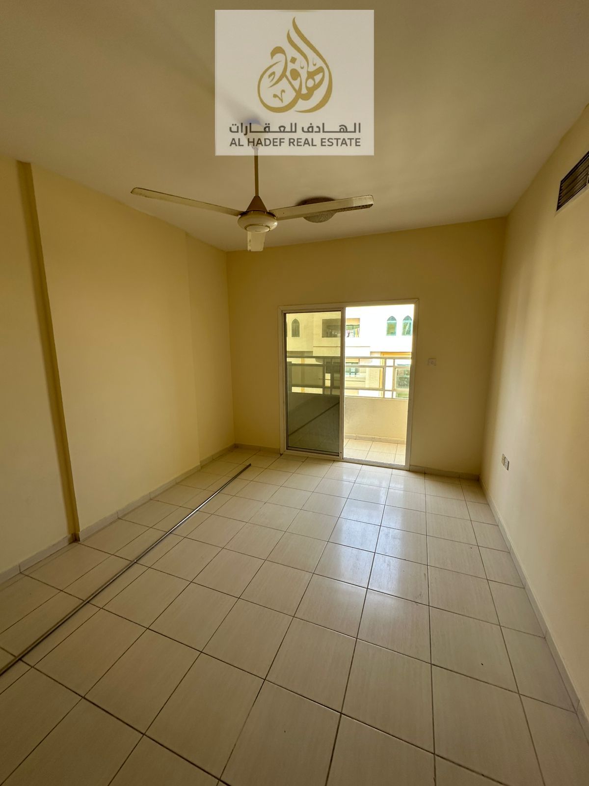 One-bedroom apartment with a living room, open view, annual rent at a special price.