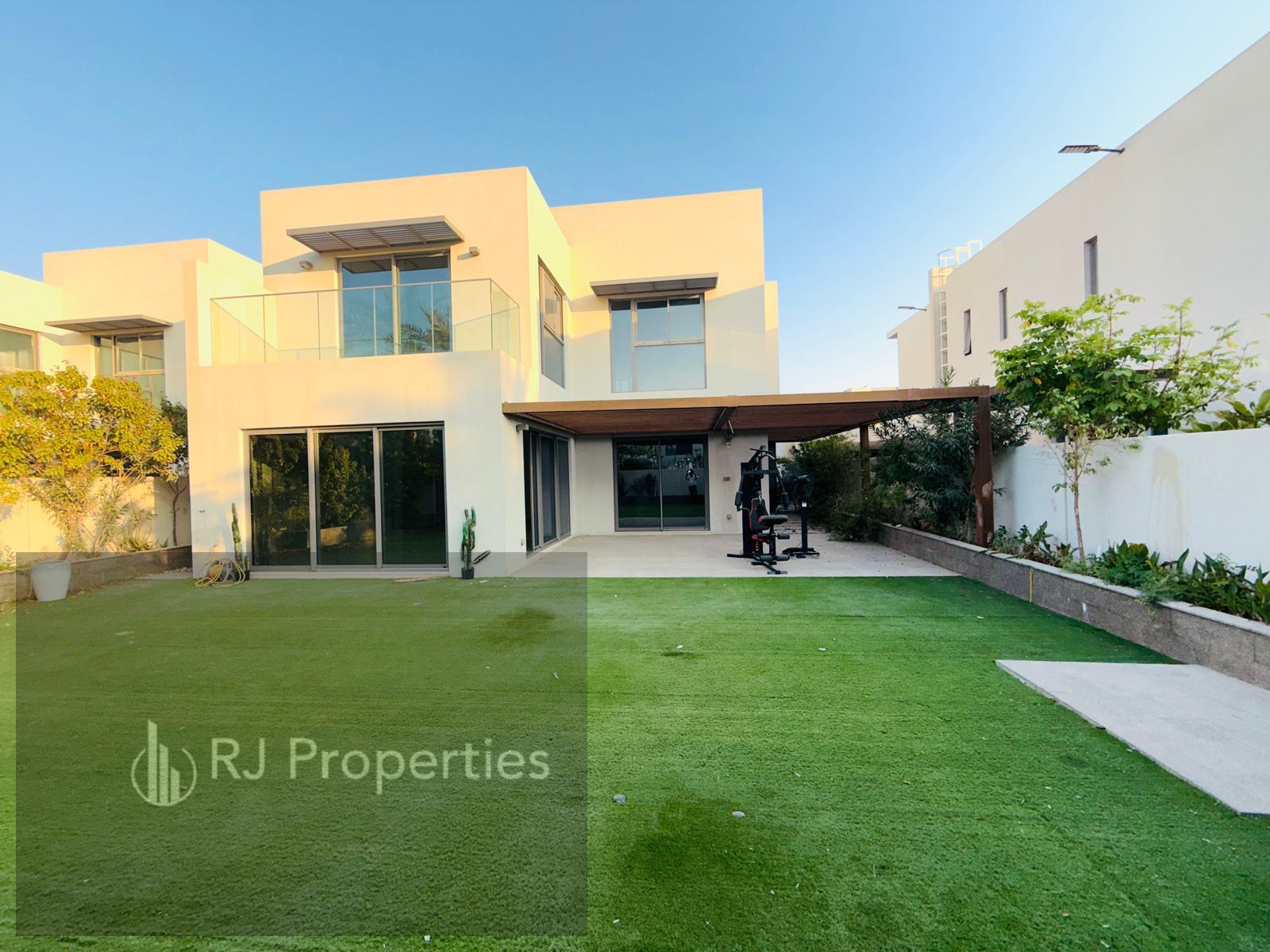 4BHK Villa With Big Garden with Made Room Beautiful Luxury Duplex Villa Perfect House For Family